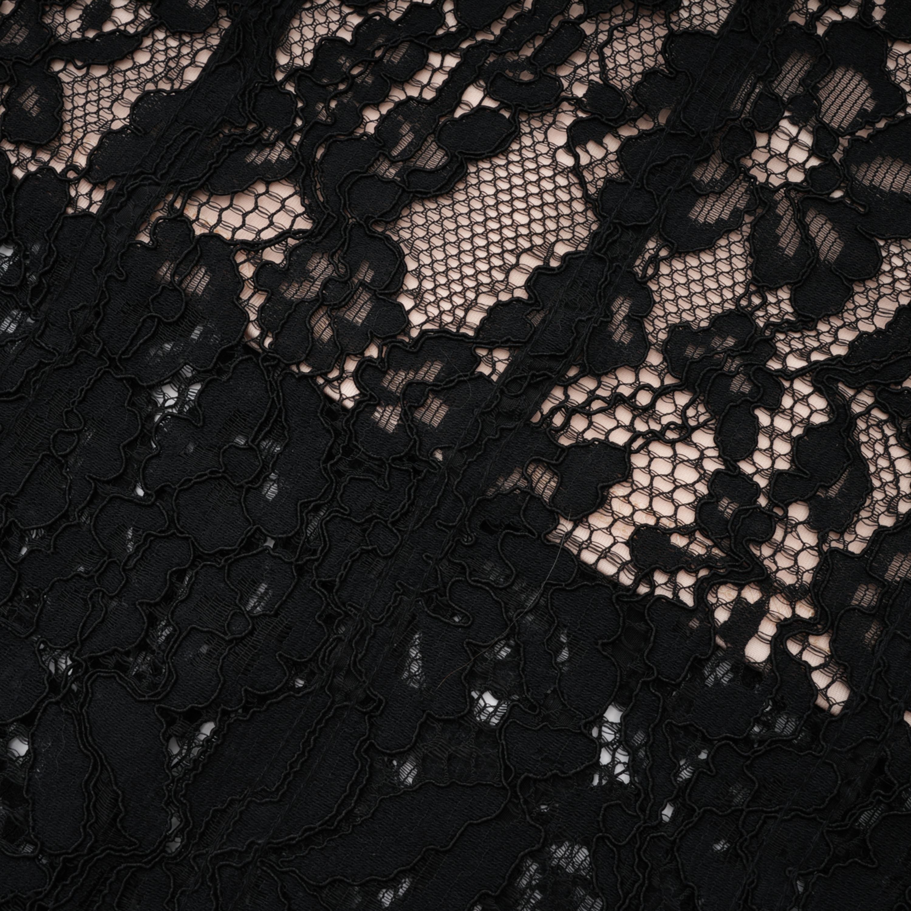 Robe longue corsetée en dentelle à motifs floraux