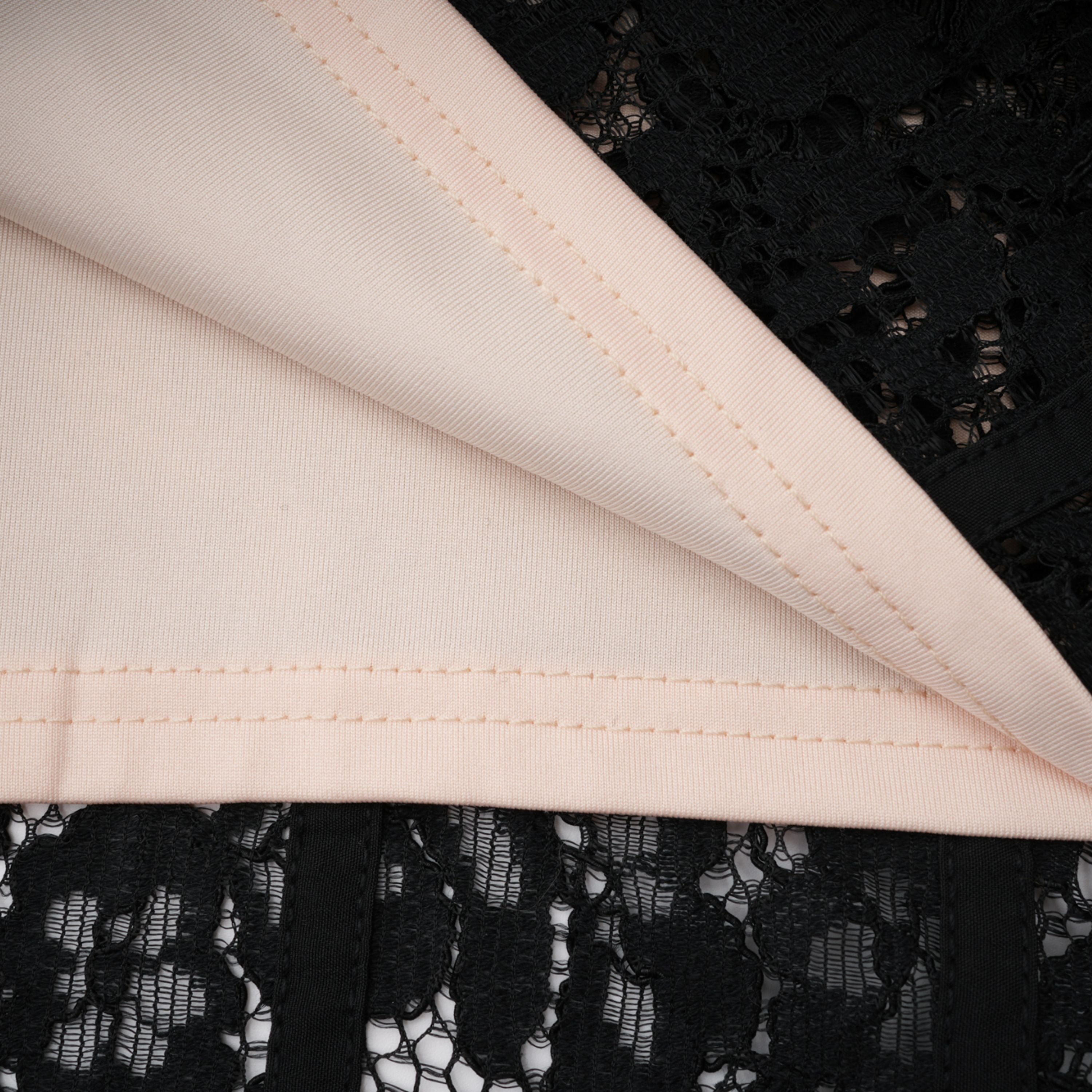 Robe longue corsetée en dentelle à motifs floraux