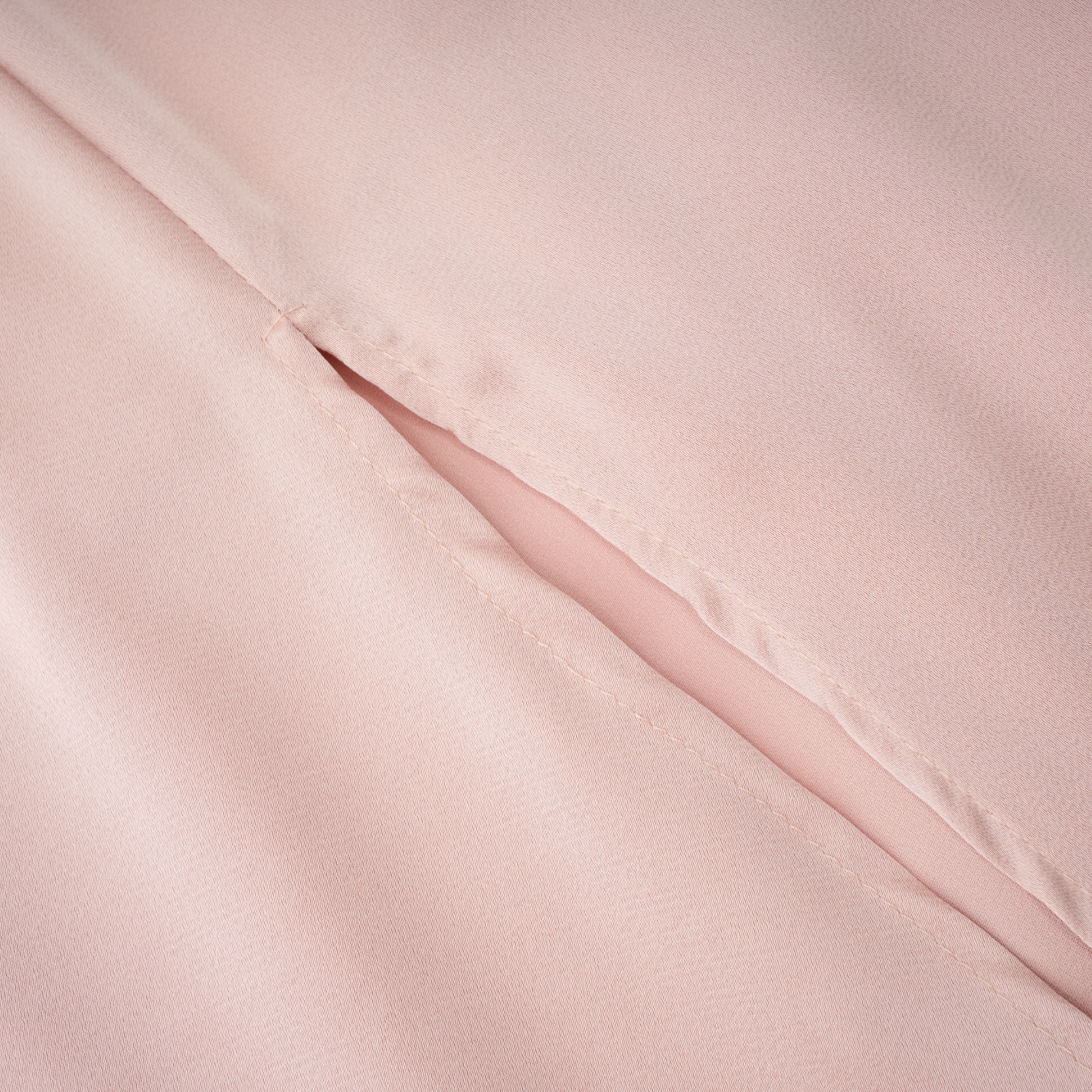 Ensemble top et jupe en satin Everleigh Champagne avec cape (Vente définitive)