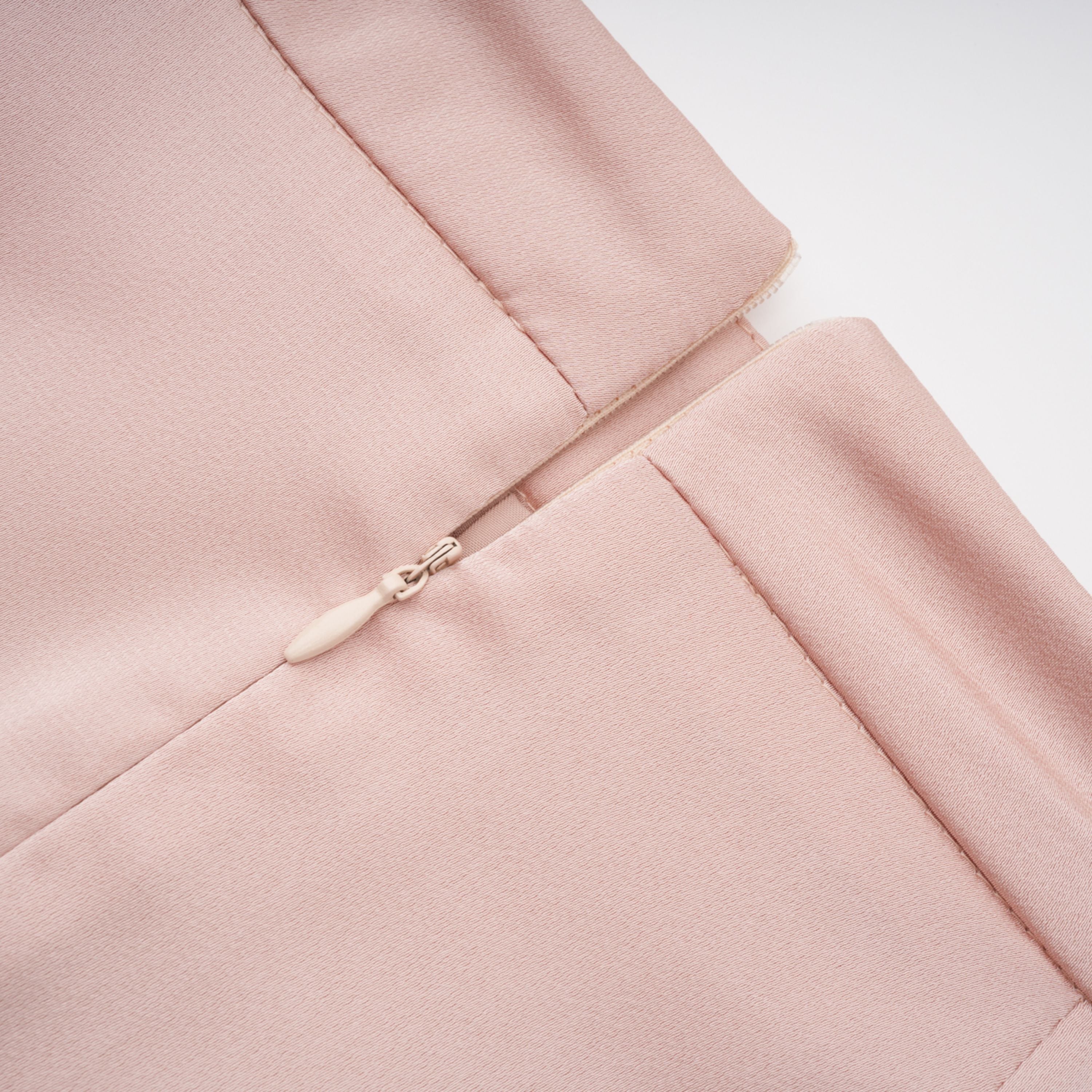 Ensemble top et jupe en satin Everleigh Champagne avec cape (Vente définitive)