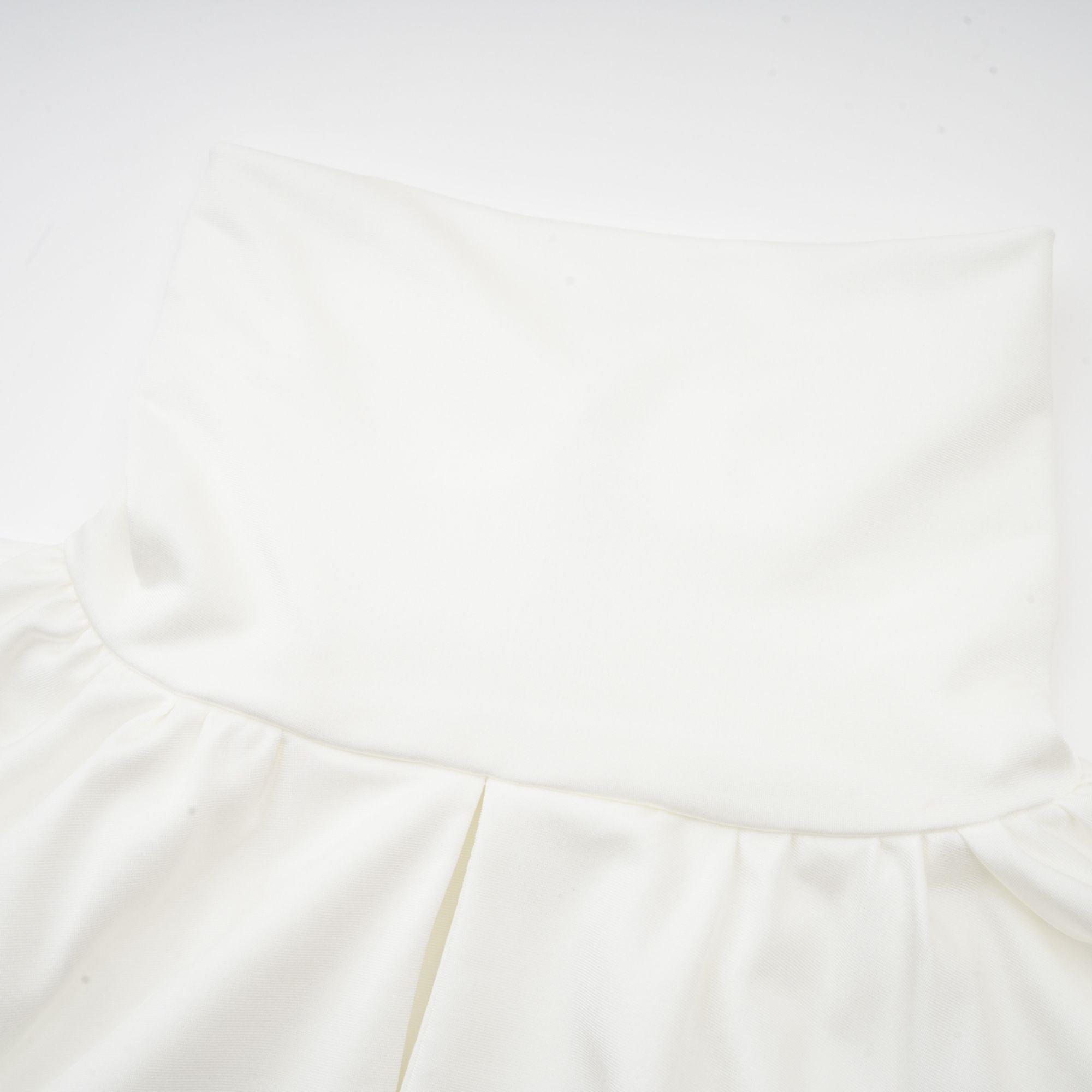Mini-robe froncée « Maeva » à fleurs artificielles, blanche (vente définitive)