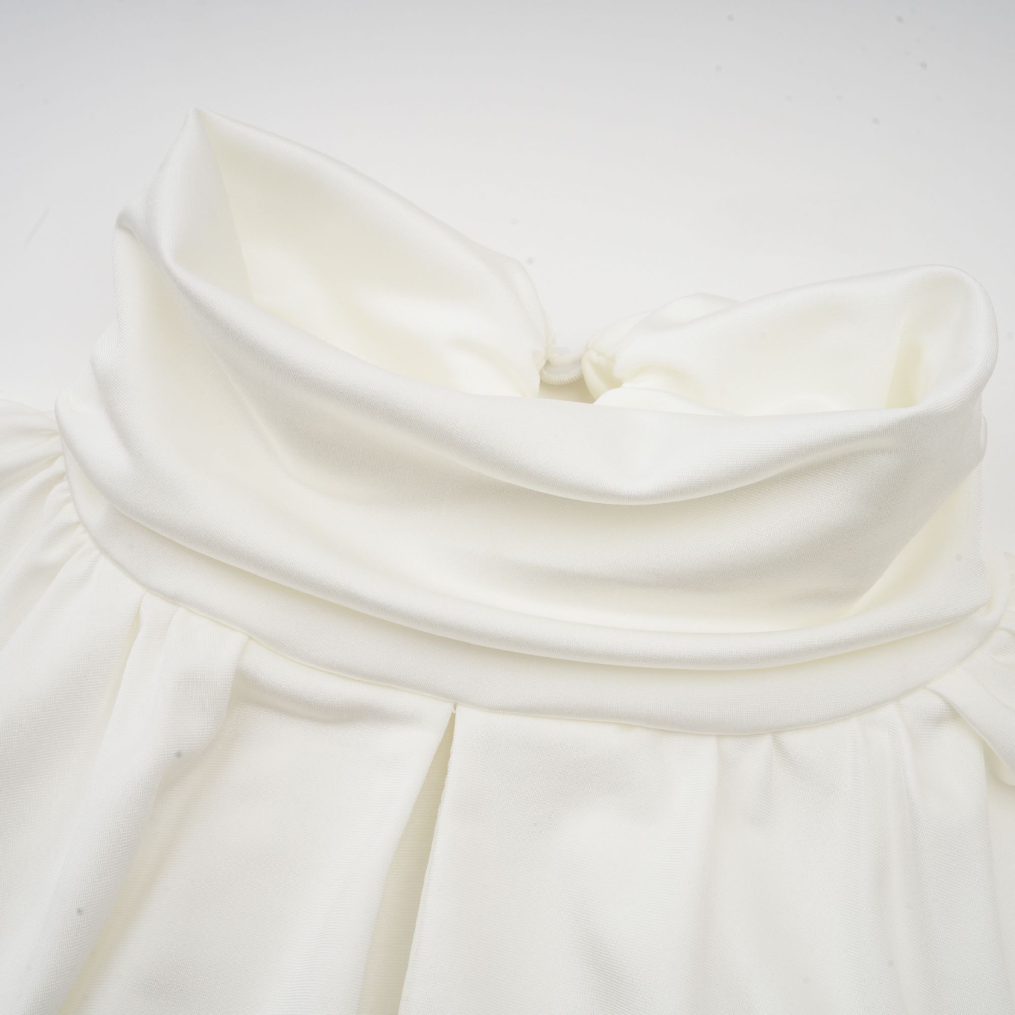 Mini-robe froncée « Maeva » à fleurs artificielles, blanche (vente définitive)