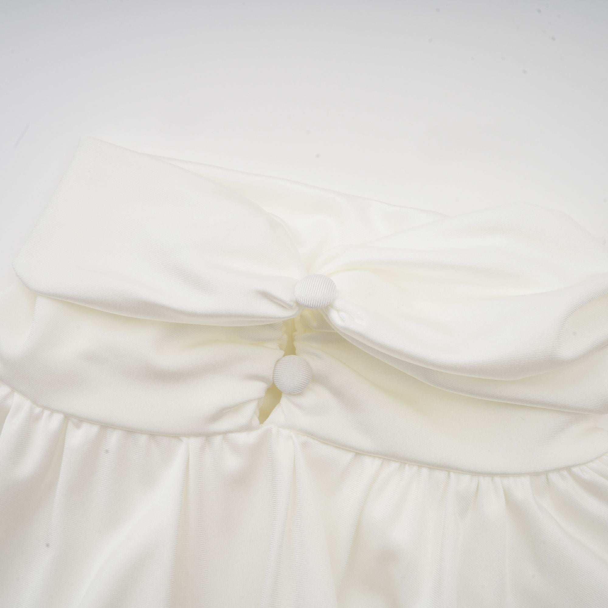 Mini-robe froncée « Maeva » à fleurs artificielles, blanche (vente définitive)