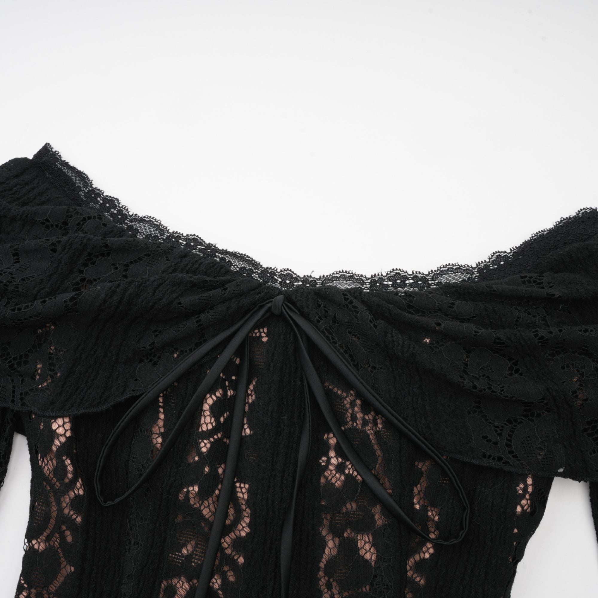 Robe mi-longue Émeline en dentelle florale à ourlets évasés, couleur noire (Vente définitive - États-Unis uniquement)