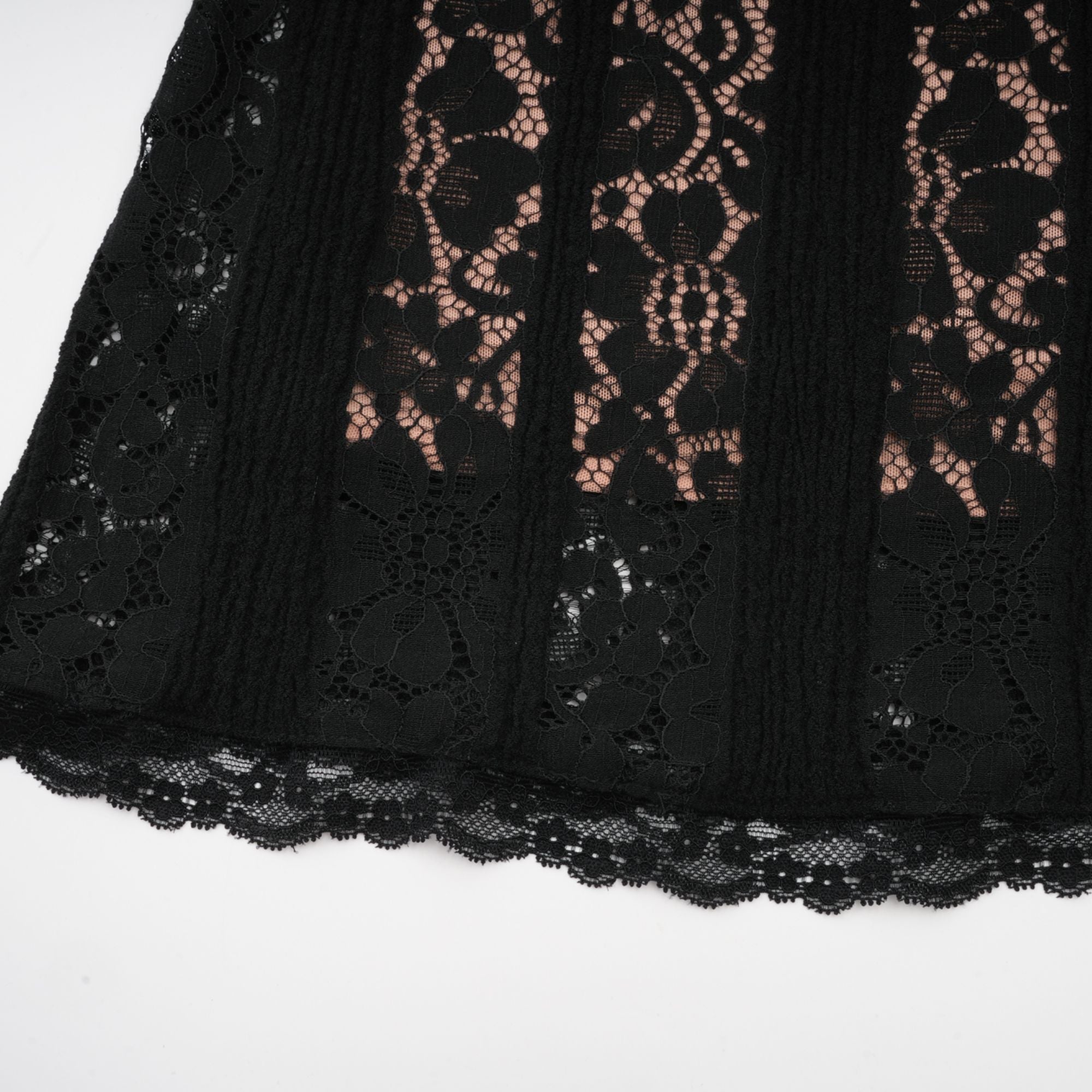 Robe mi-longue Émeline en dentelle florale à ourlets évasés, couleur noire (Vente définitive - États-Unis uniquement)