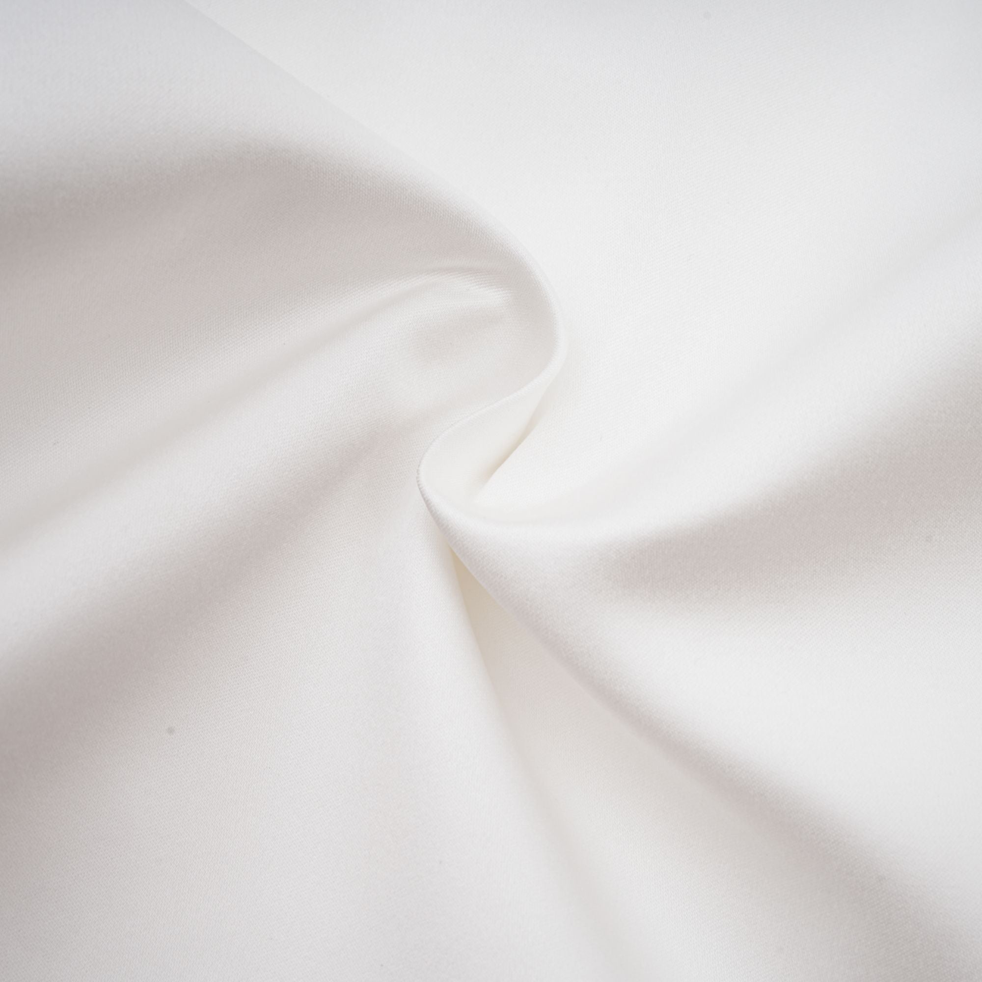 فستان قصير بدون أكمام من Lucie باللون الأبيض مع طبقات من البتلات (بيع نهائي - الولايات المتحدة فقط)