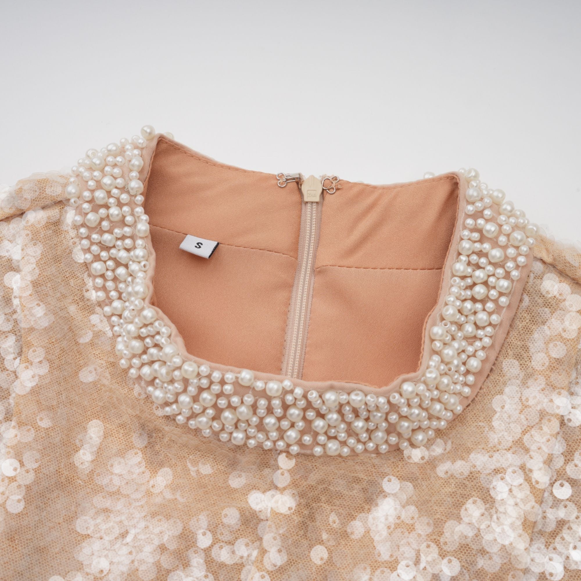 Robe mi-longue Ornella à paillettes et fausses perles (Vente définitive - États-Unis uniquement)