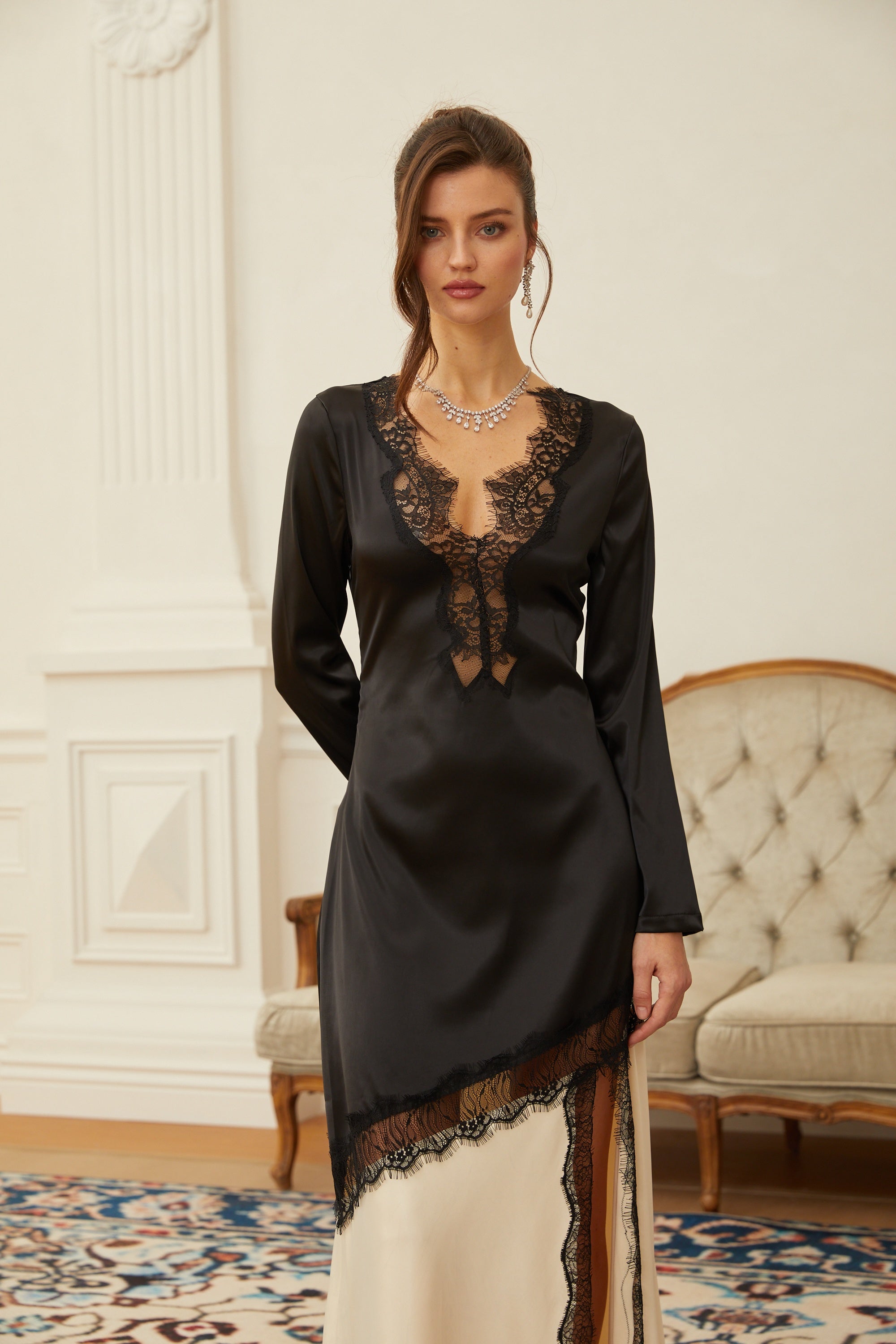 Robe longue en satin avec empiècement en dentelle Raphaëlle Neutrals