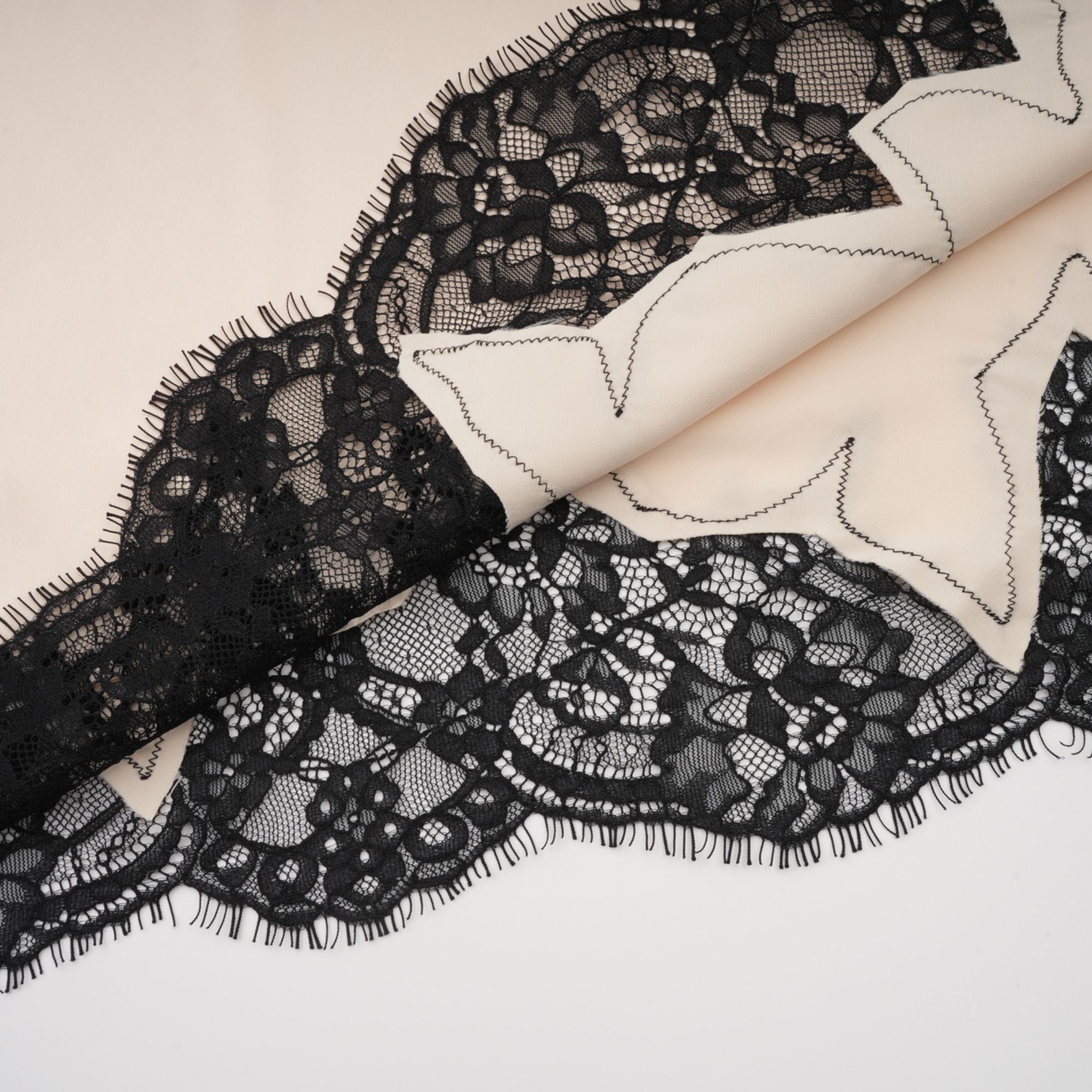 Robe longue en satin avec empiècement en dentelle Raphaëlle Neutrals