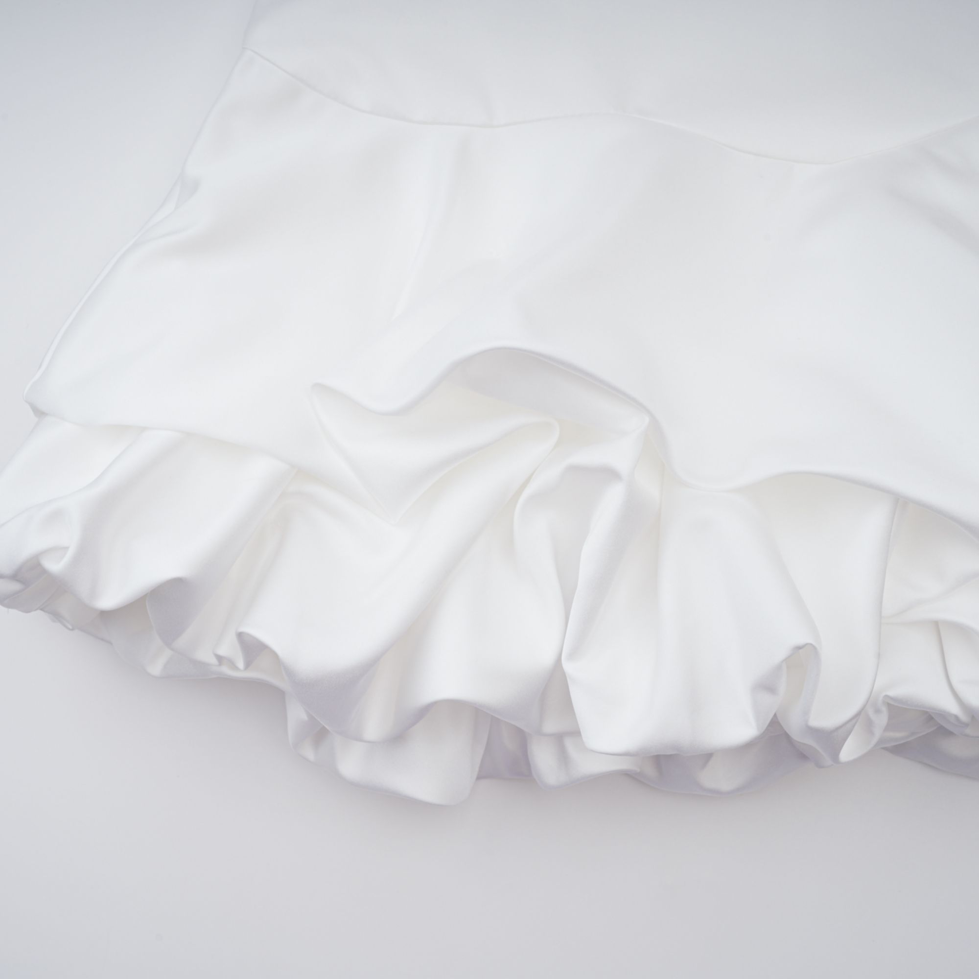 Ensemble coordonné Honorine : haut et jupe plissés à motifs floraux blancs (Vente définitive - États-Unis uniquement)