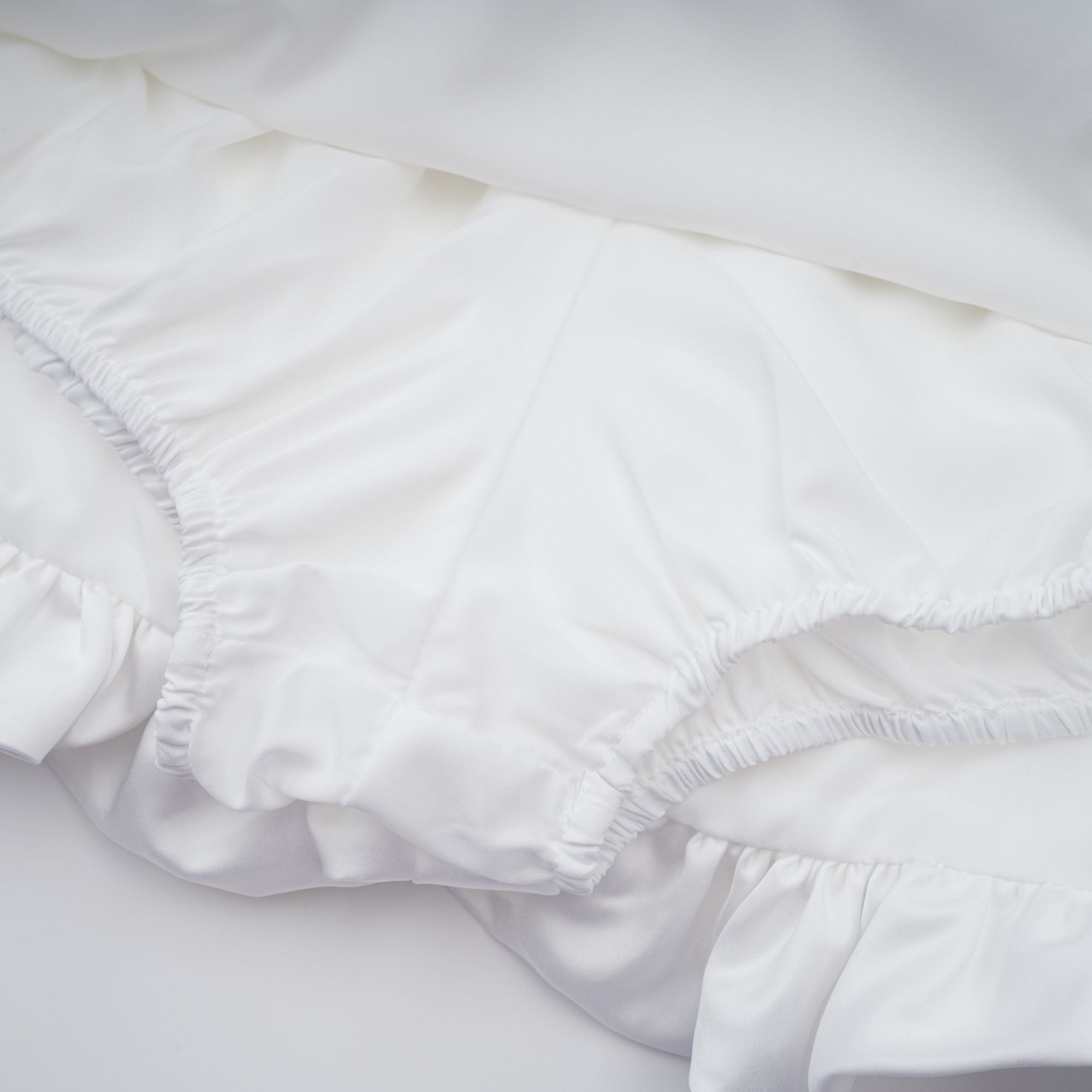 Ensemble coordonné Honorine : haut et jupe plissés à motifs floraux blancs (Vente définitive - États-Unis uniquement)