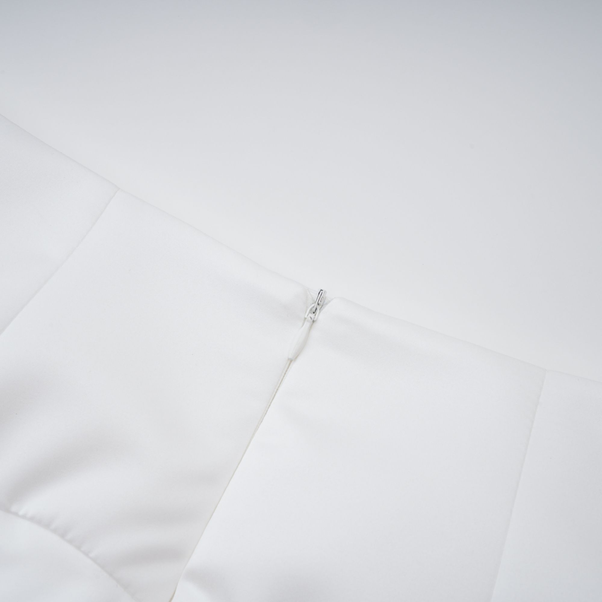 Ensemble coordonné Honorine : haut et jupe plissés à motifs floraux blancs (Vente définitive - États-Unis uniquement)
