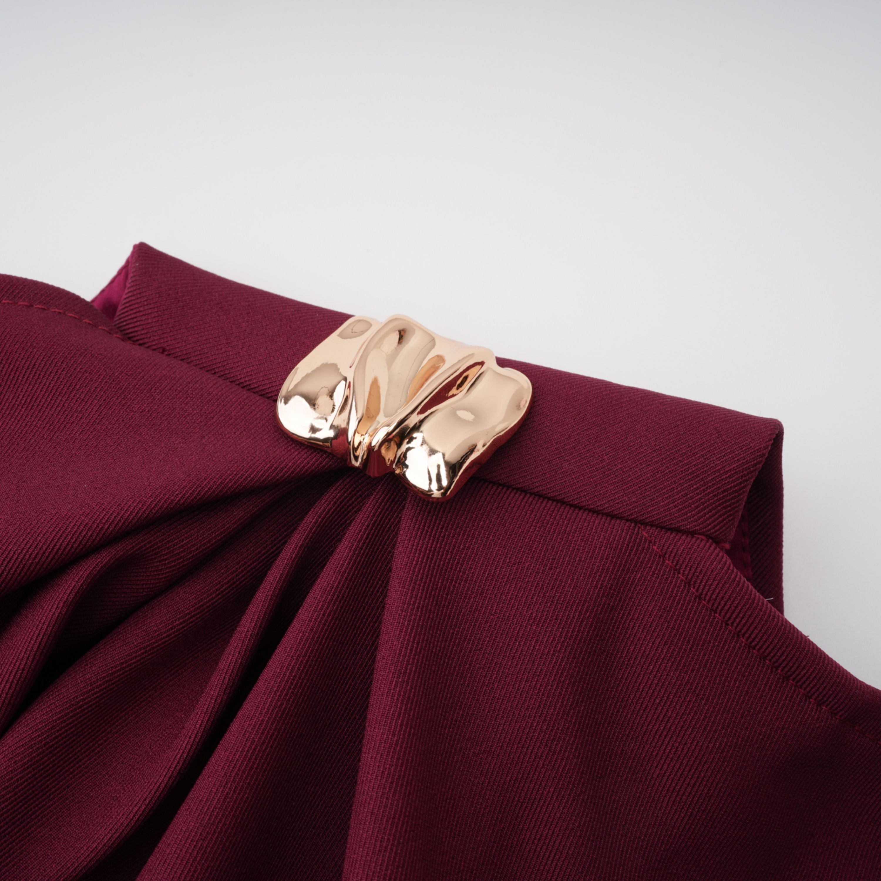 Robe longue asymétrique type cape « Wren Burgundy » (Vente définitive – États-Unis uniquement)