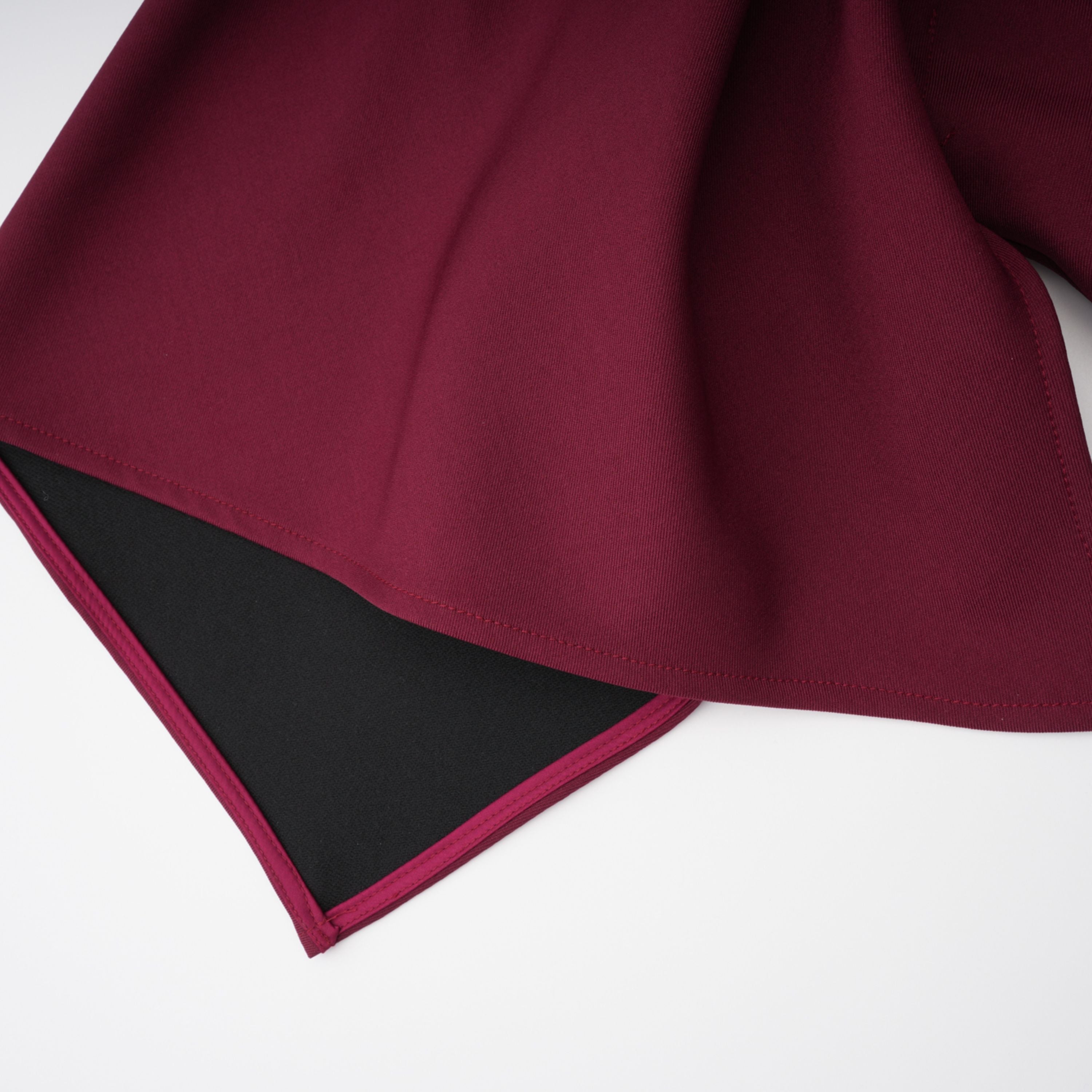 Robe longue asymétrique type cape « Wren Burgundy » (Vente définitive – États-Unis uniquement)