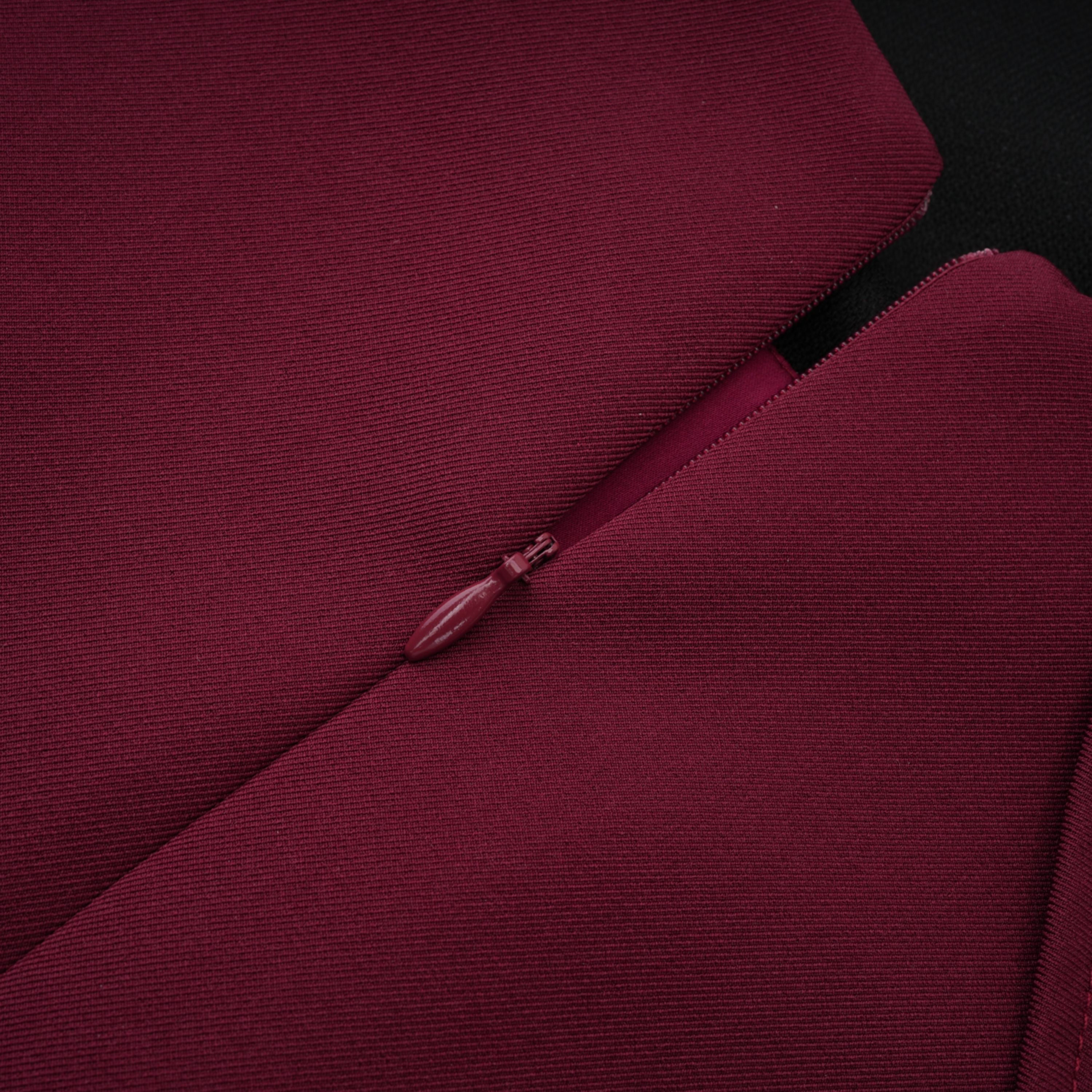 Robe longue asymétrique type cape « Wren Burgundy » (Vente définitive – États-Unis uniquement)