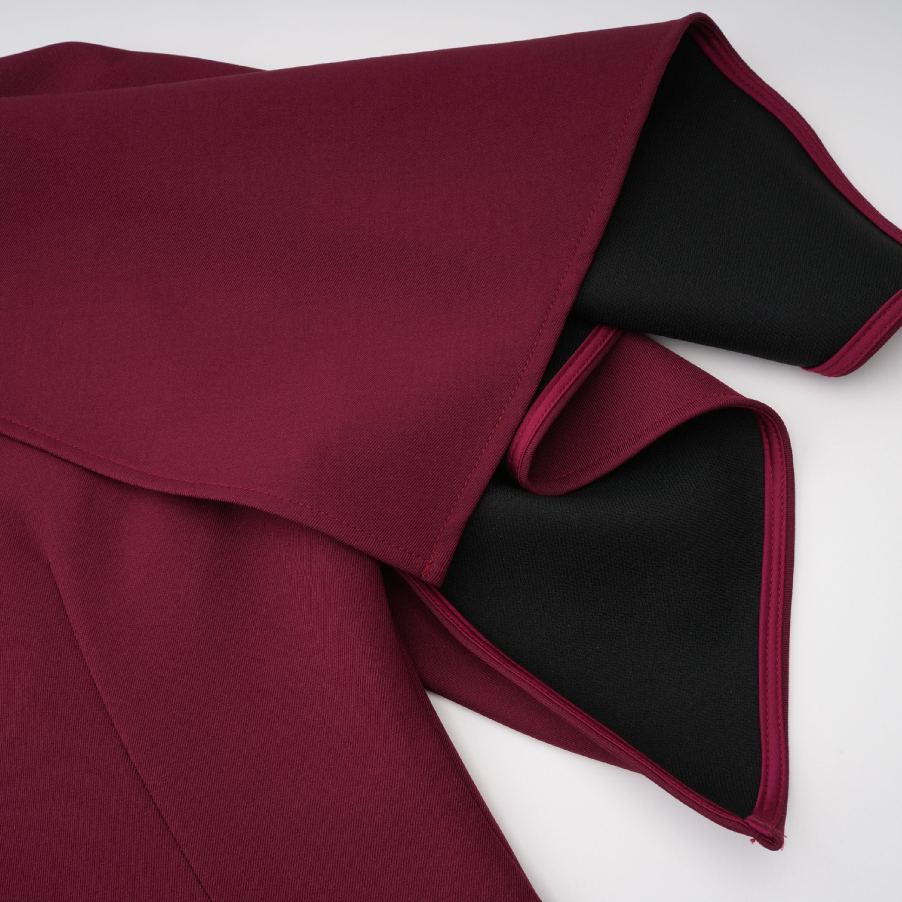 Robe longue asymétrique type cape « Wren Burgundy » (Vente définitive – États-Unis uniquement)