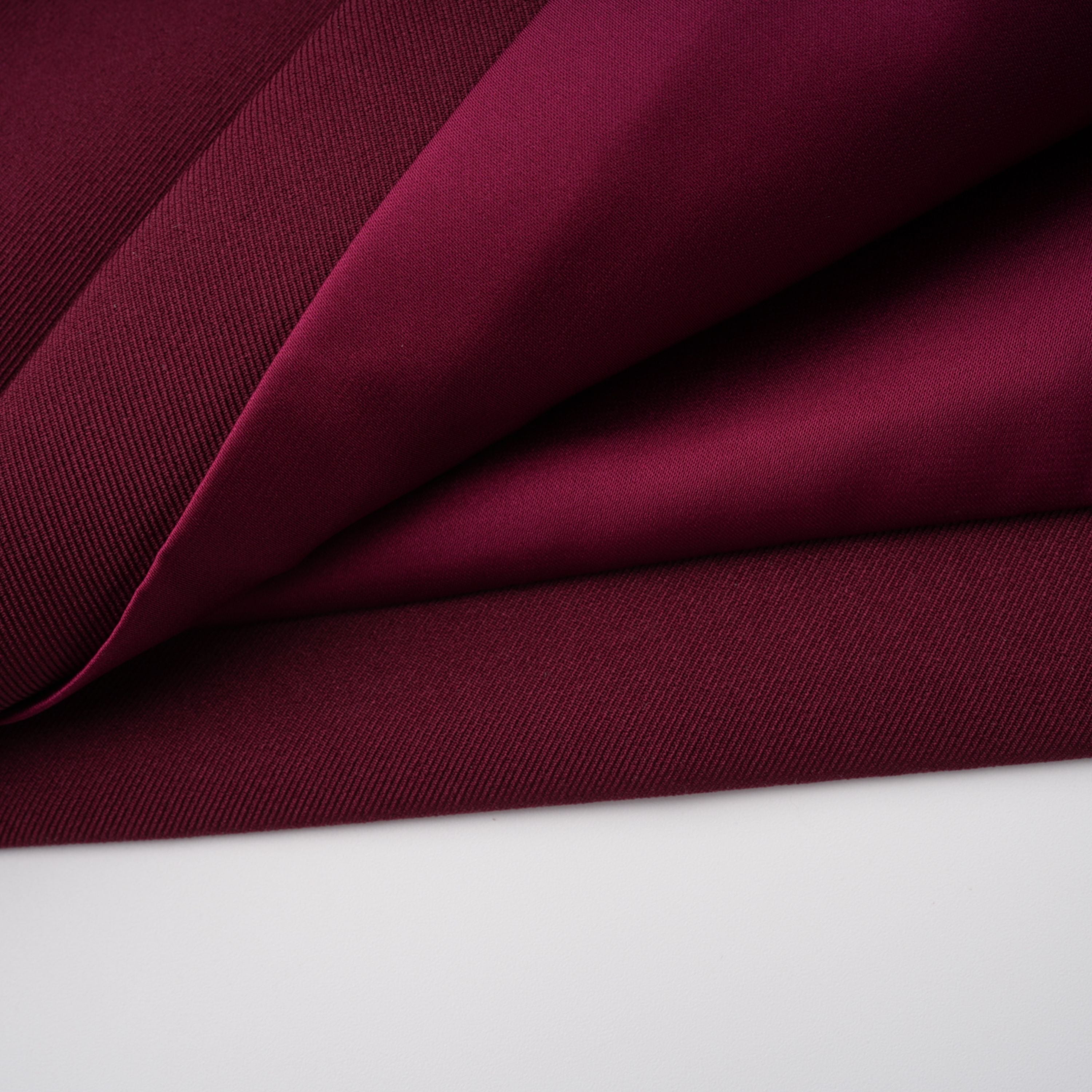 Robe longue asymétrique type cape « Wren Burgundy » (Vente définitive – États-Unis uniquement)