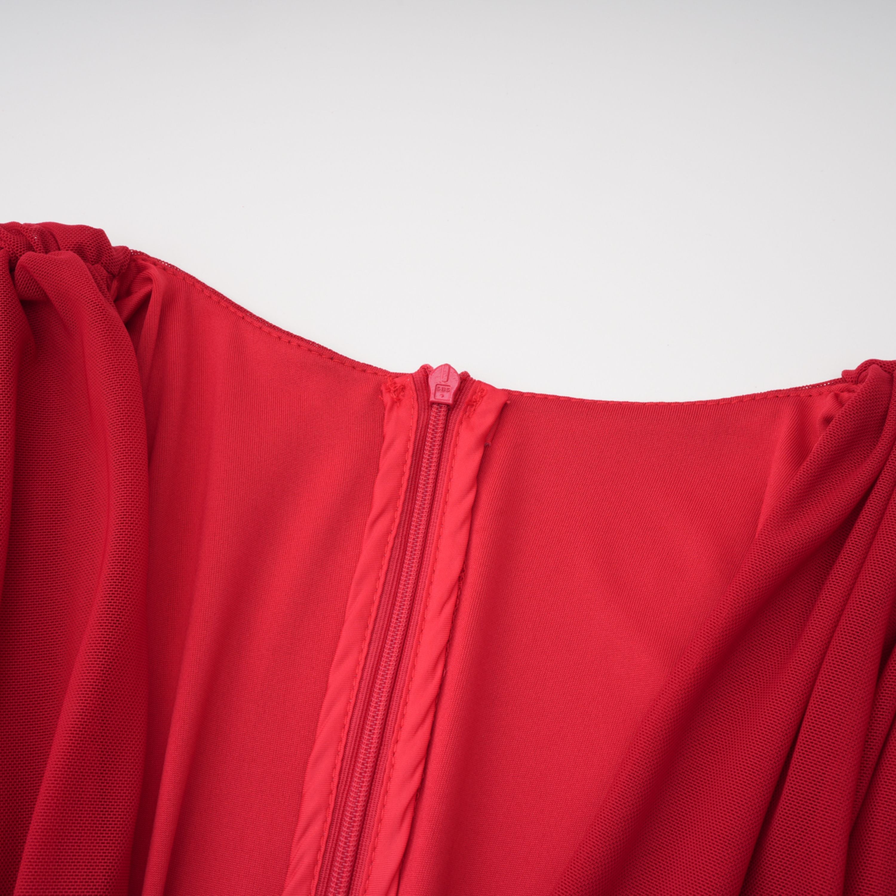 فستان طويل غير متماثل مزين بزخارف من Fíona Red