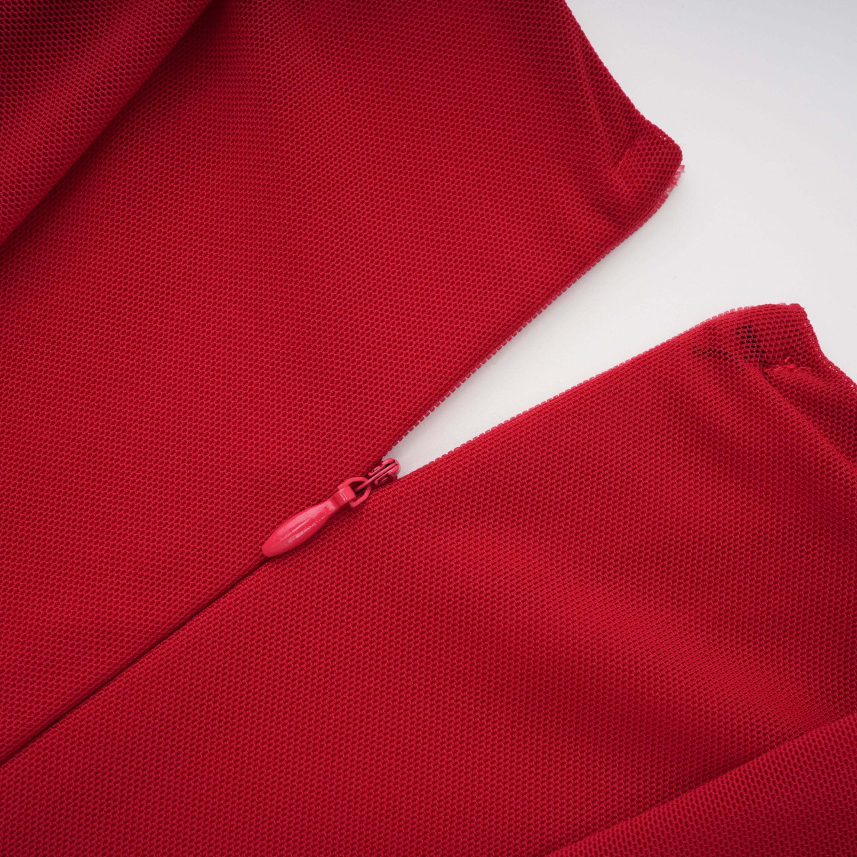 فستان طويل غير متماثل مزين بزخارف من Fíona Red