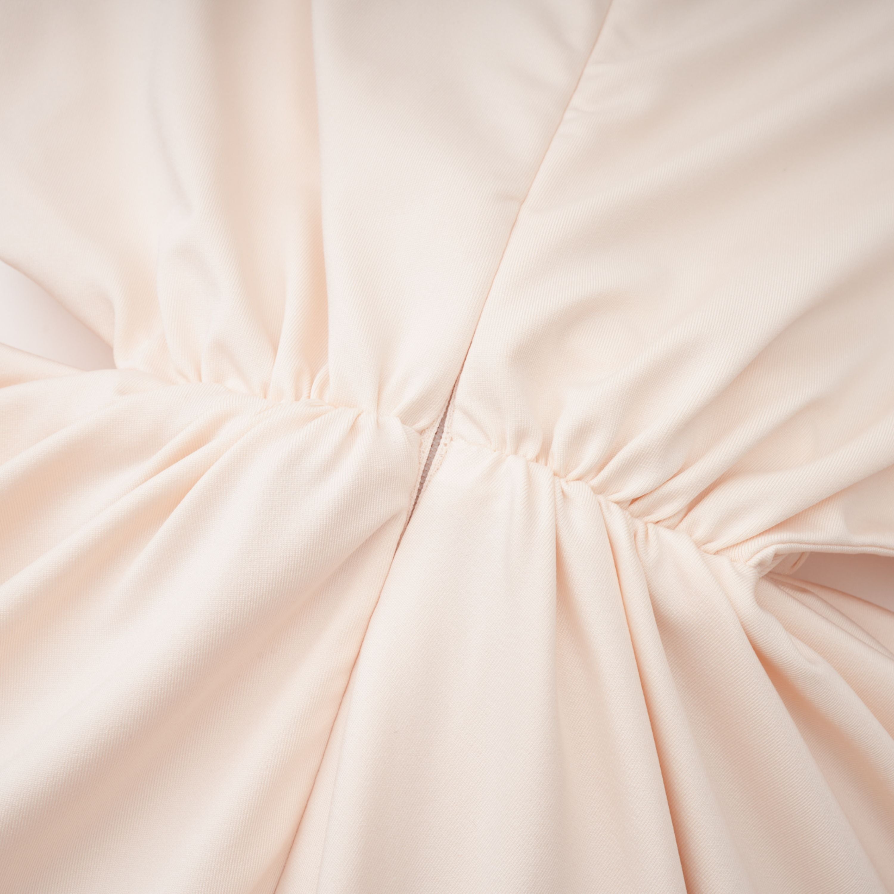 Robe longue couleur crème à dos nu, avec découpes à la taille et corsage drapé noué