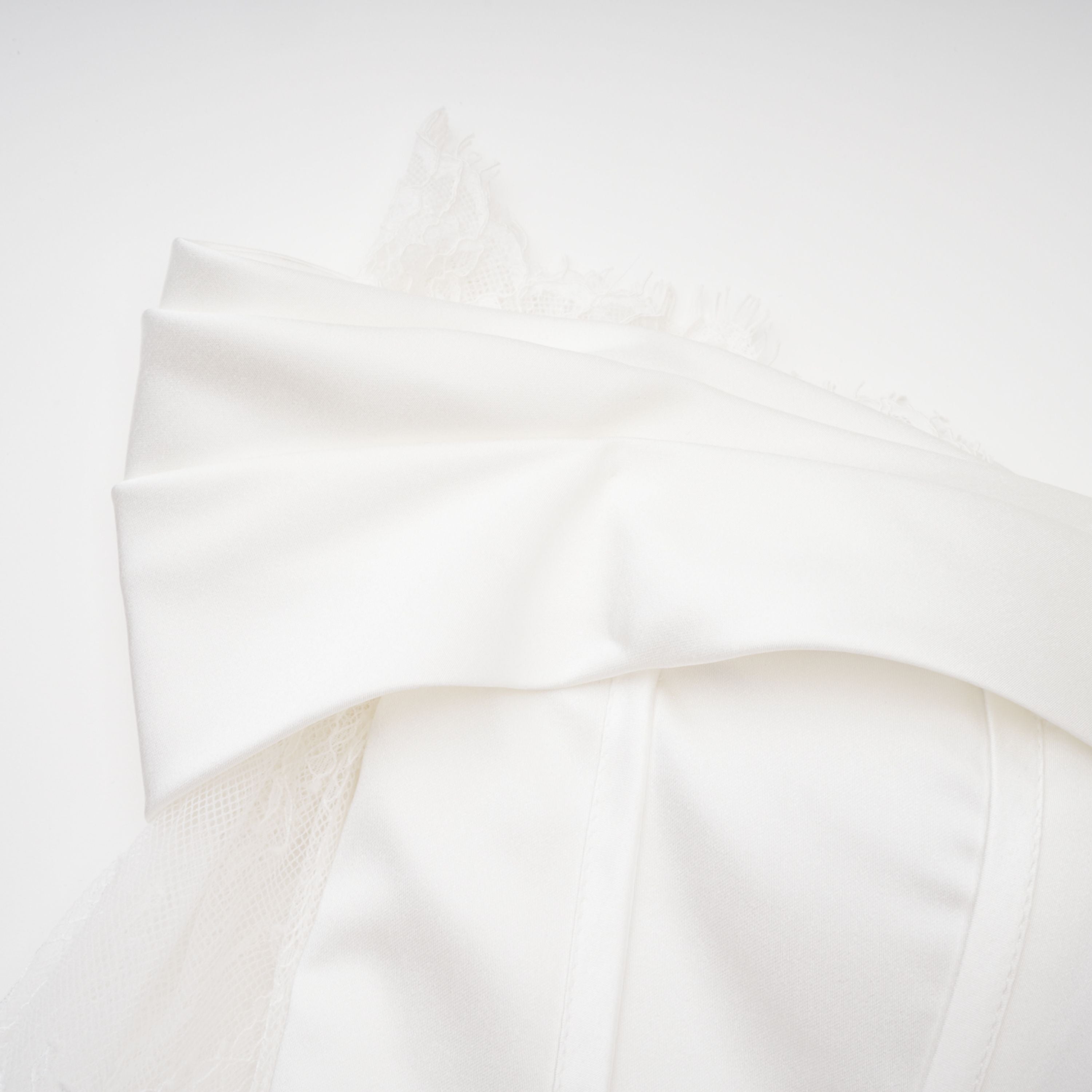 Robe longue à épaules dénudées et empiècements en dentelle Víctor White