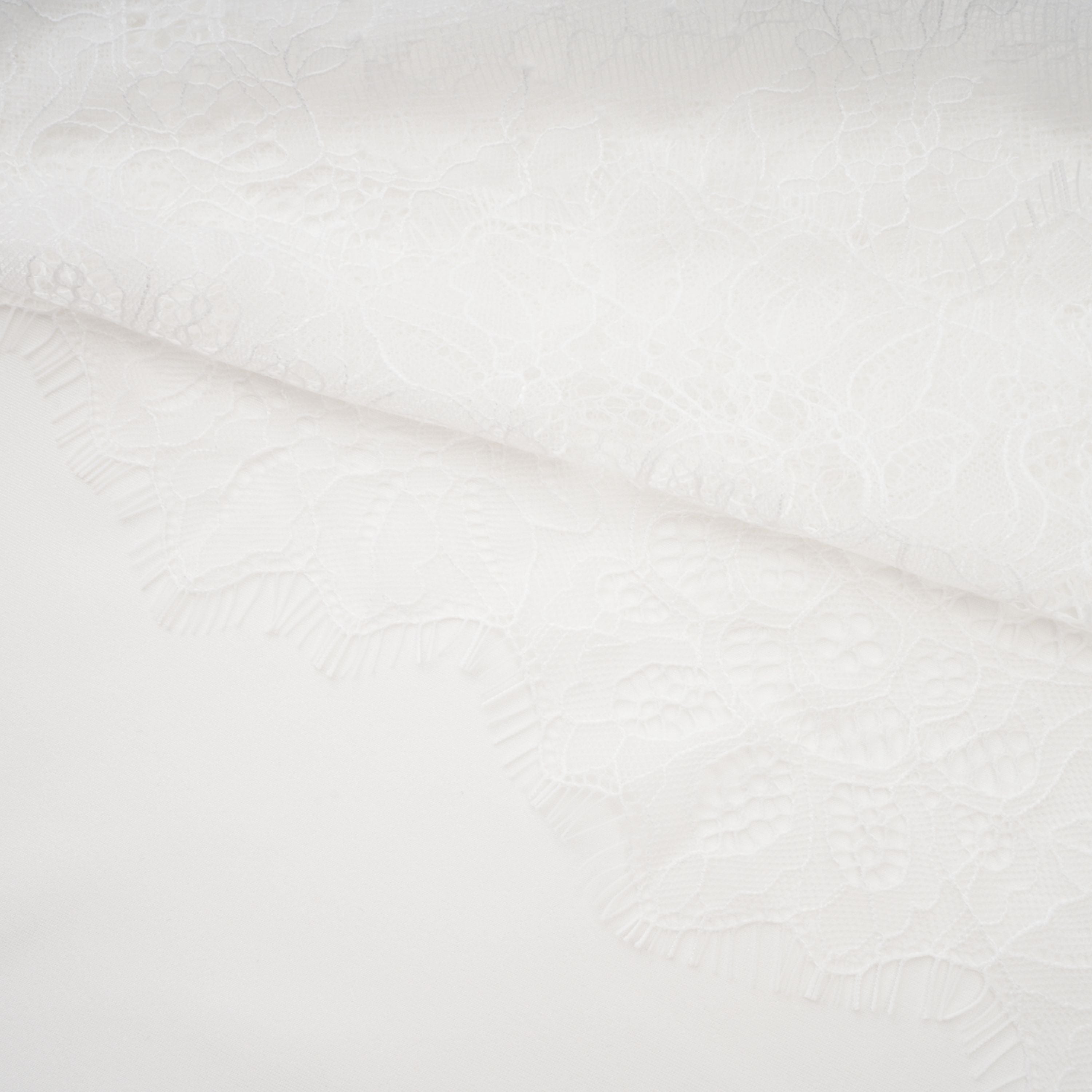 Robe longue à épaules dénudées et empiècements en dentelle Víctor White
