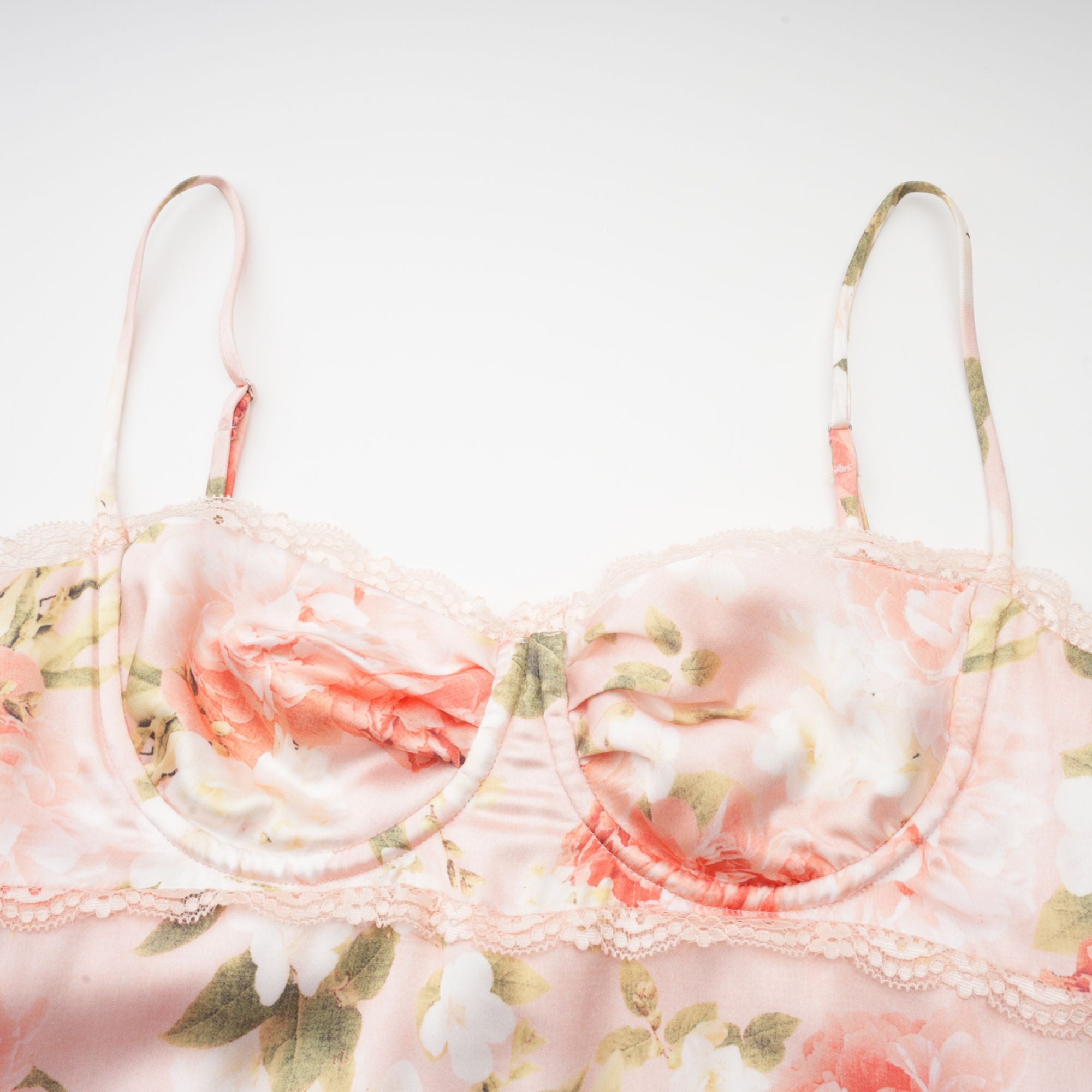 Robe longue en satin à imprimé floral rose Yvette (Vente définitive - États-Unis uniquement)