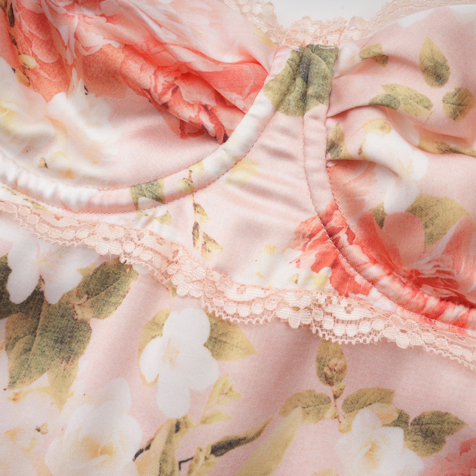 Robe longue en satin à imprimé floral rose Yvette (Vente définitive - États-Unis uniquement)