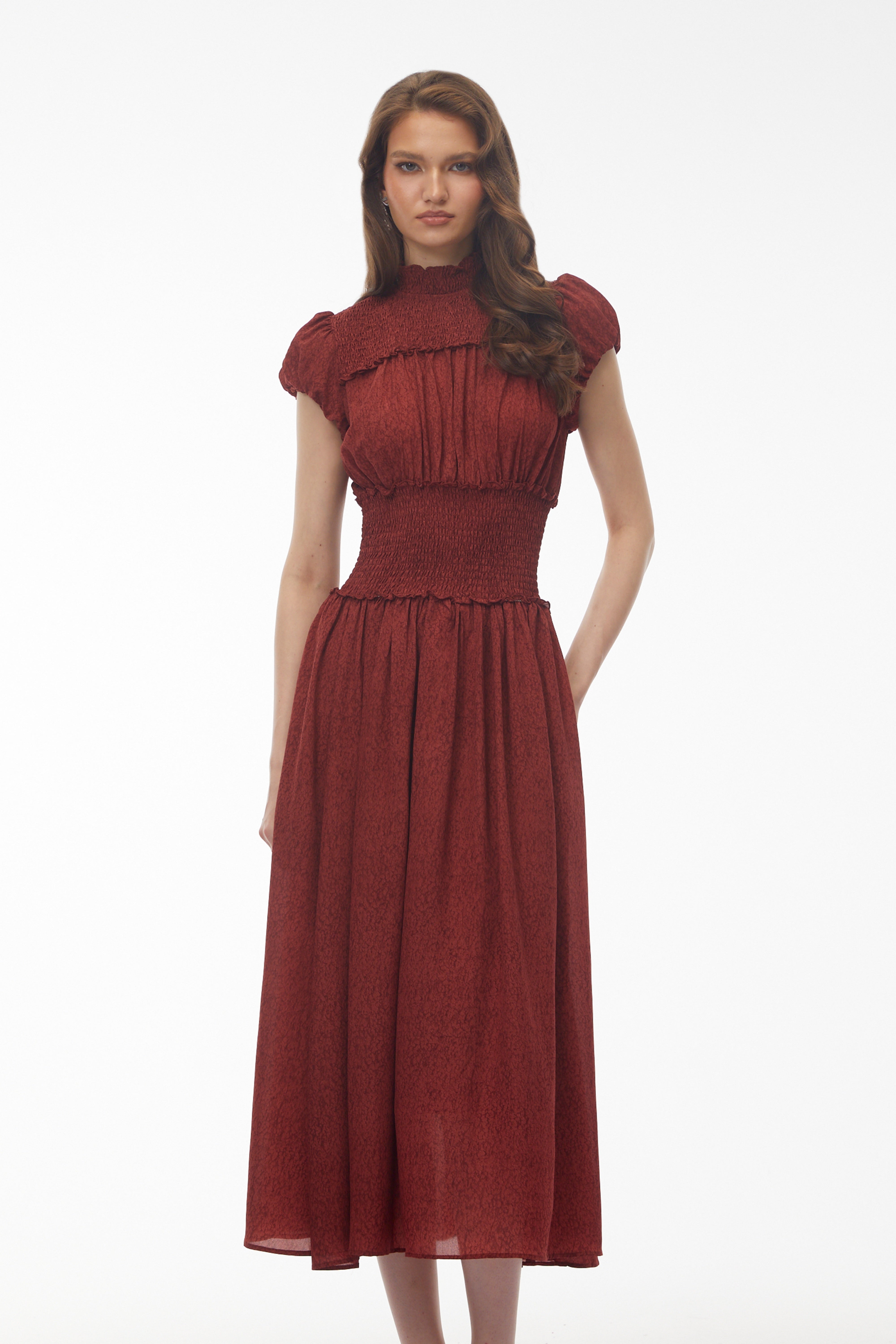 Robe mi-longue plissée à col montant Fiorella, rouge foncé