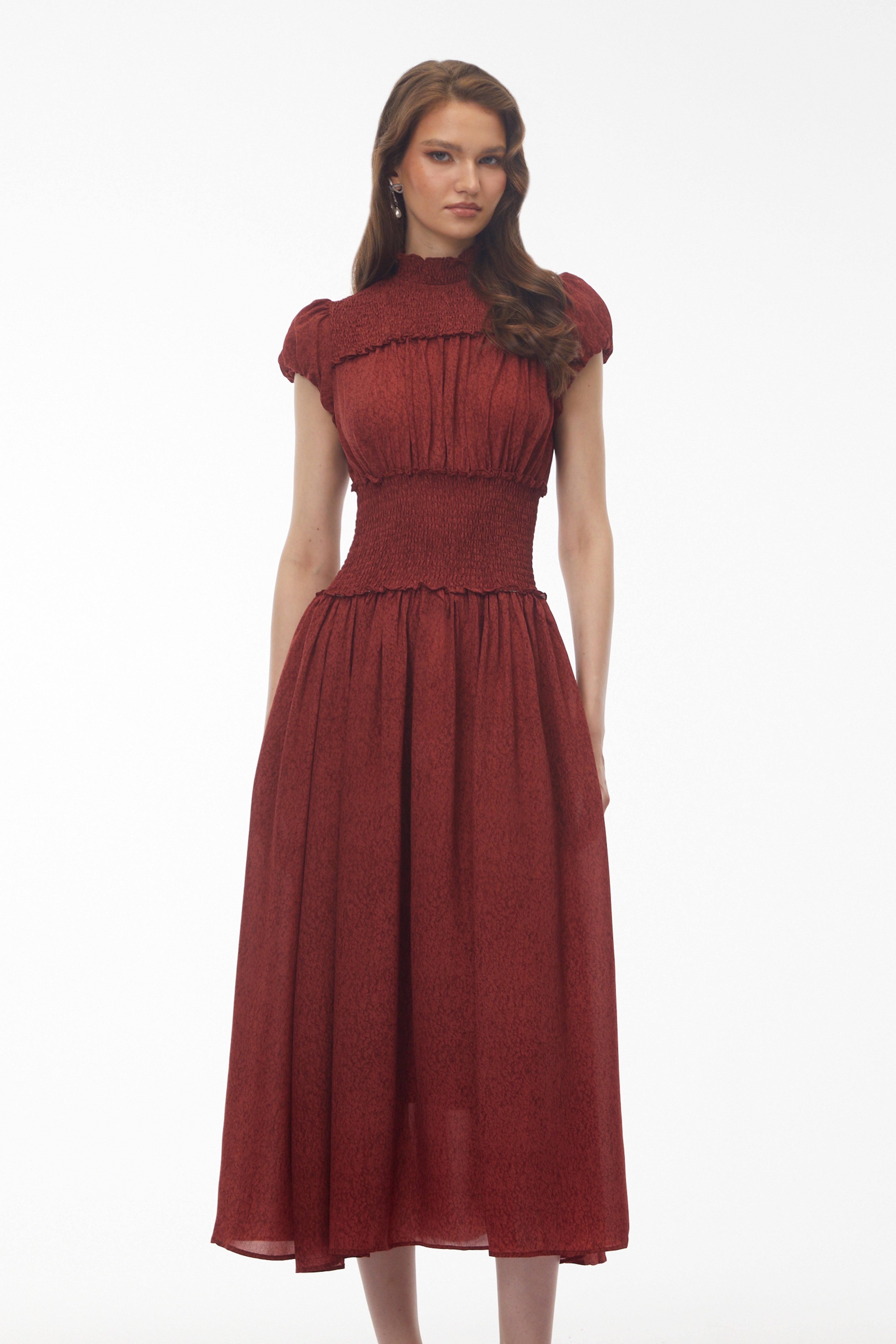Robe mi-longue plissée à col montant Fiorella, rouge foncé