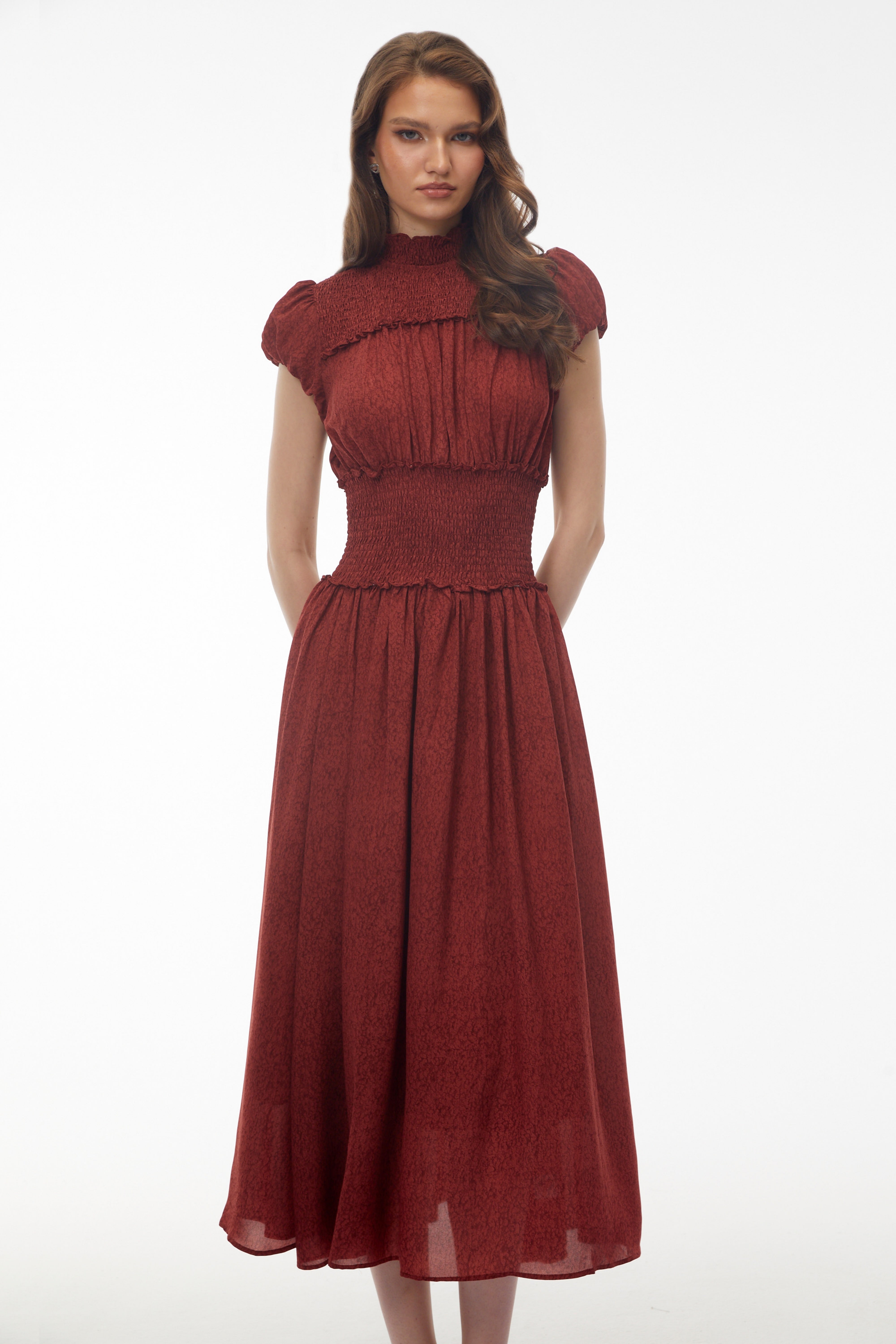 Robe mi-longue plissée à col montant Fiorella, rouge foncé