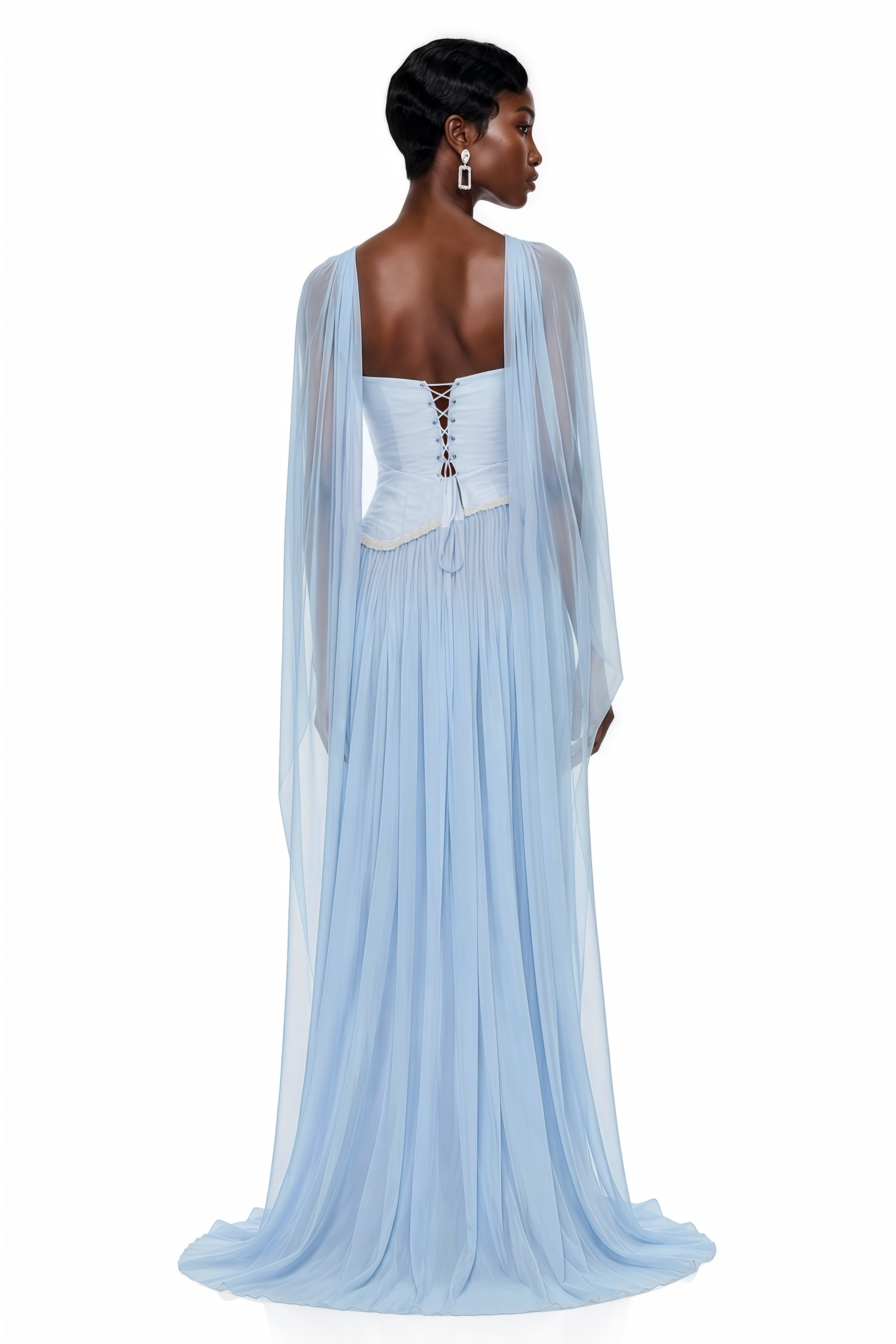 Robe longue asymétrique bleu iris ornée d'une cape