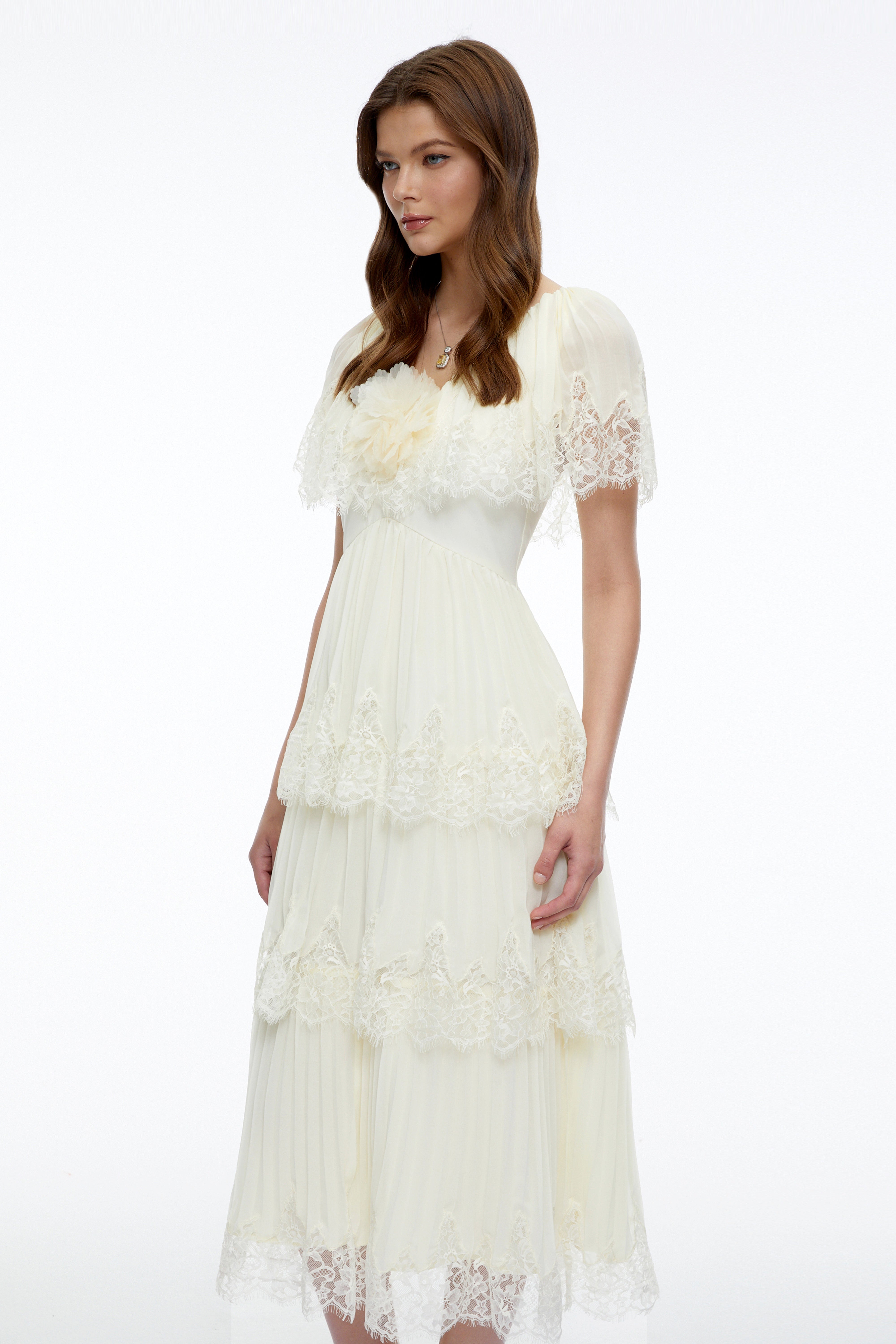 Robe mi-longue « Isabeau » en dentelle beige à manches cape