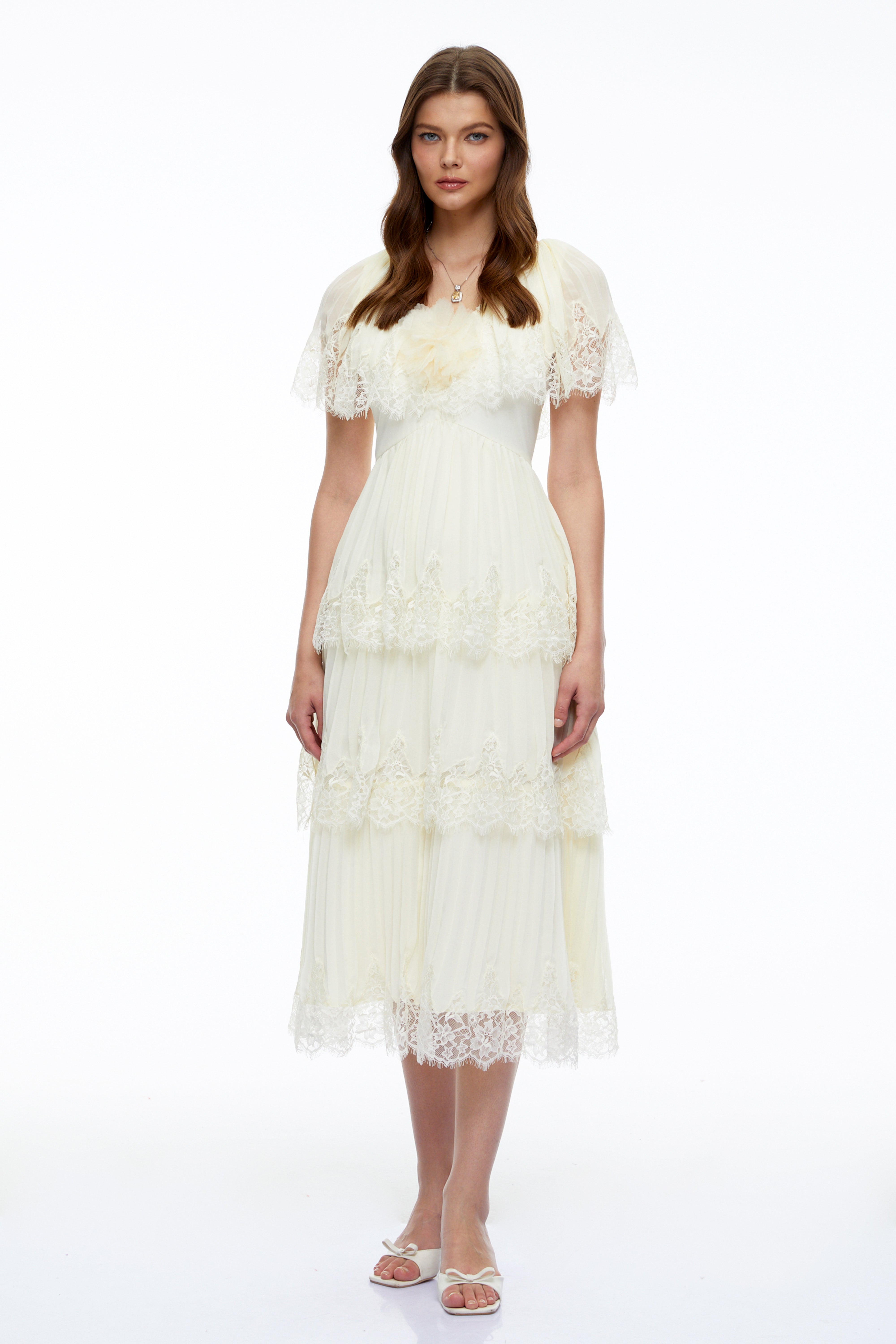 Robe mi-longue « Isabeau » en dentelle beige à manches cape