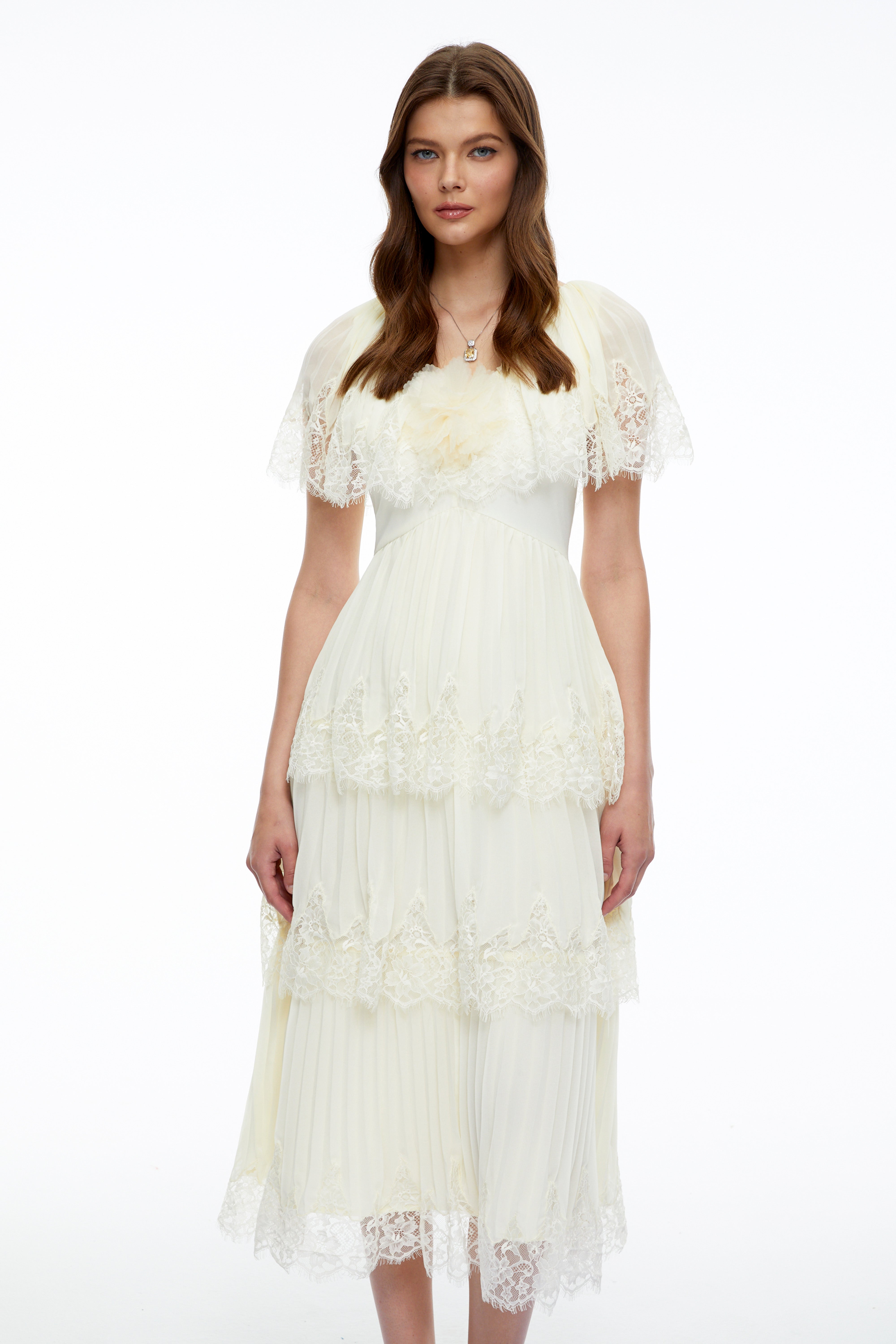 Robe mi-longue « Isabeau » en dentelle beige à manches cape