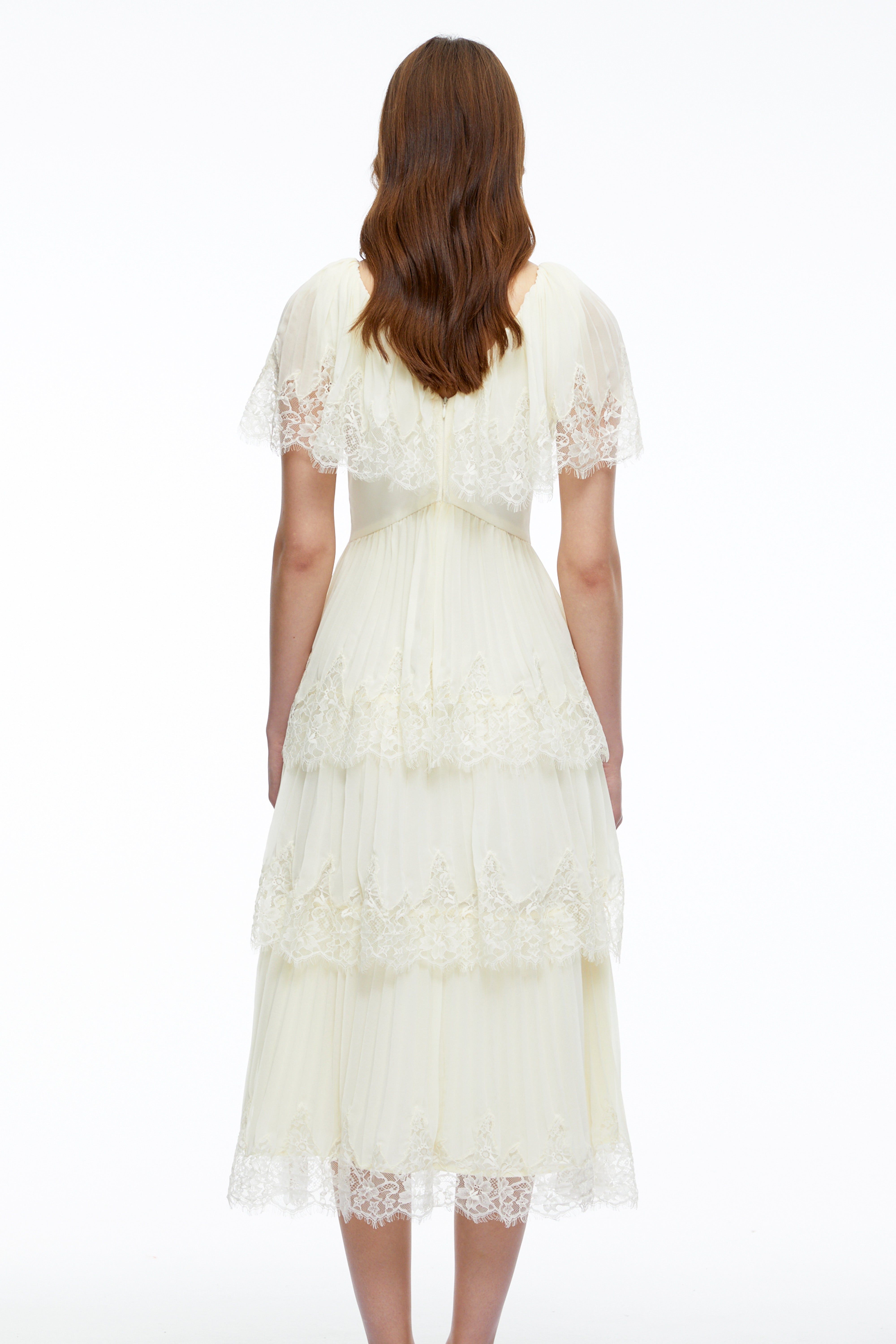 Robe mi-longue « Isabeau » en dentelle beige à manches cape