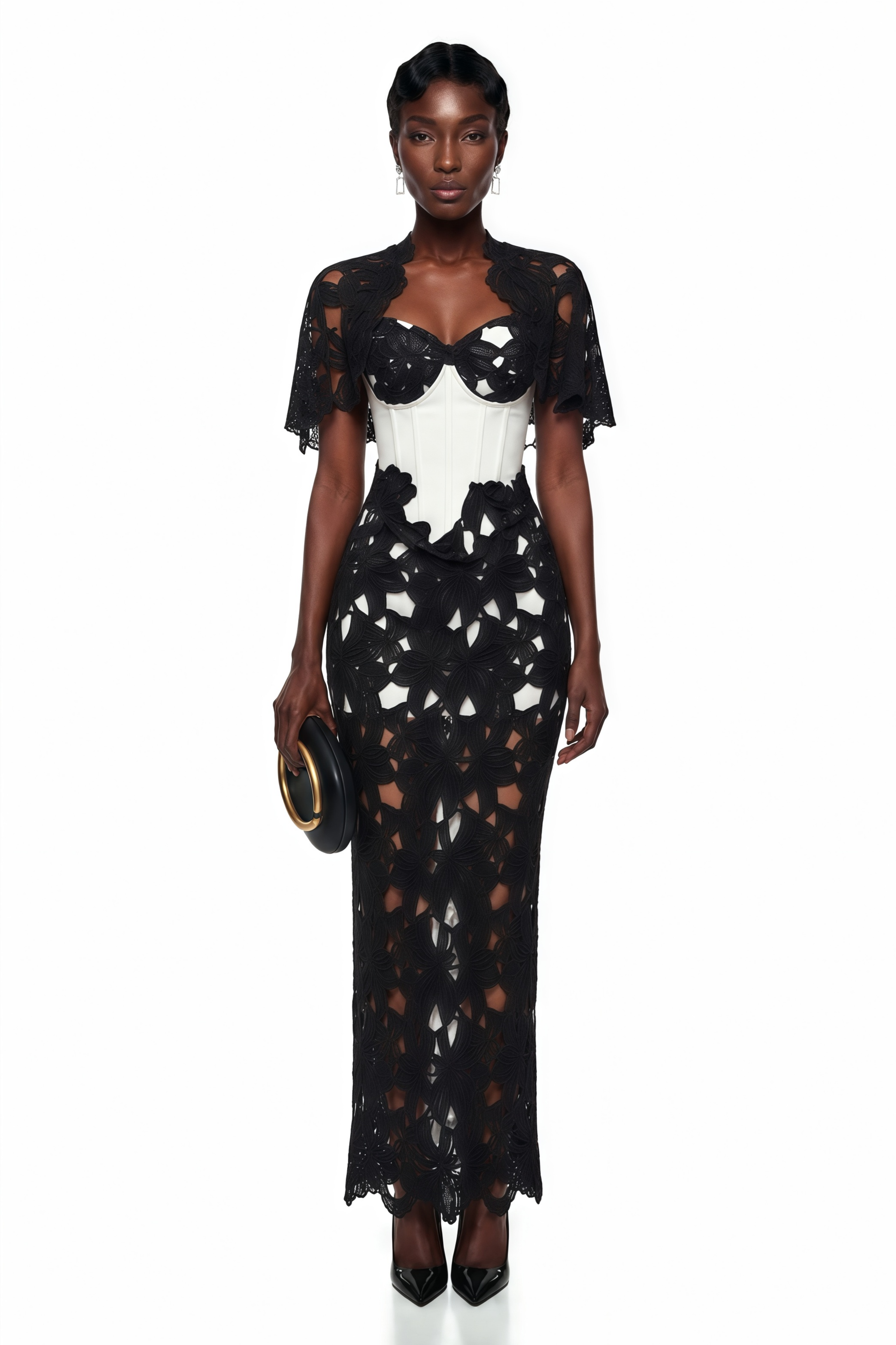 Robe longue noir et blanc avec une superposition en dentelle ajourée, un corset blanc et un boléro assorti