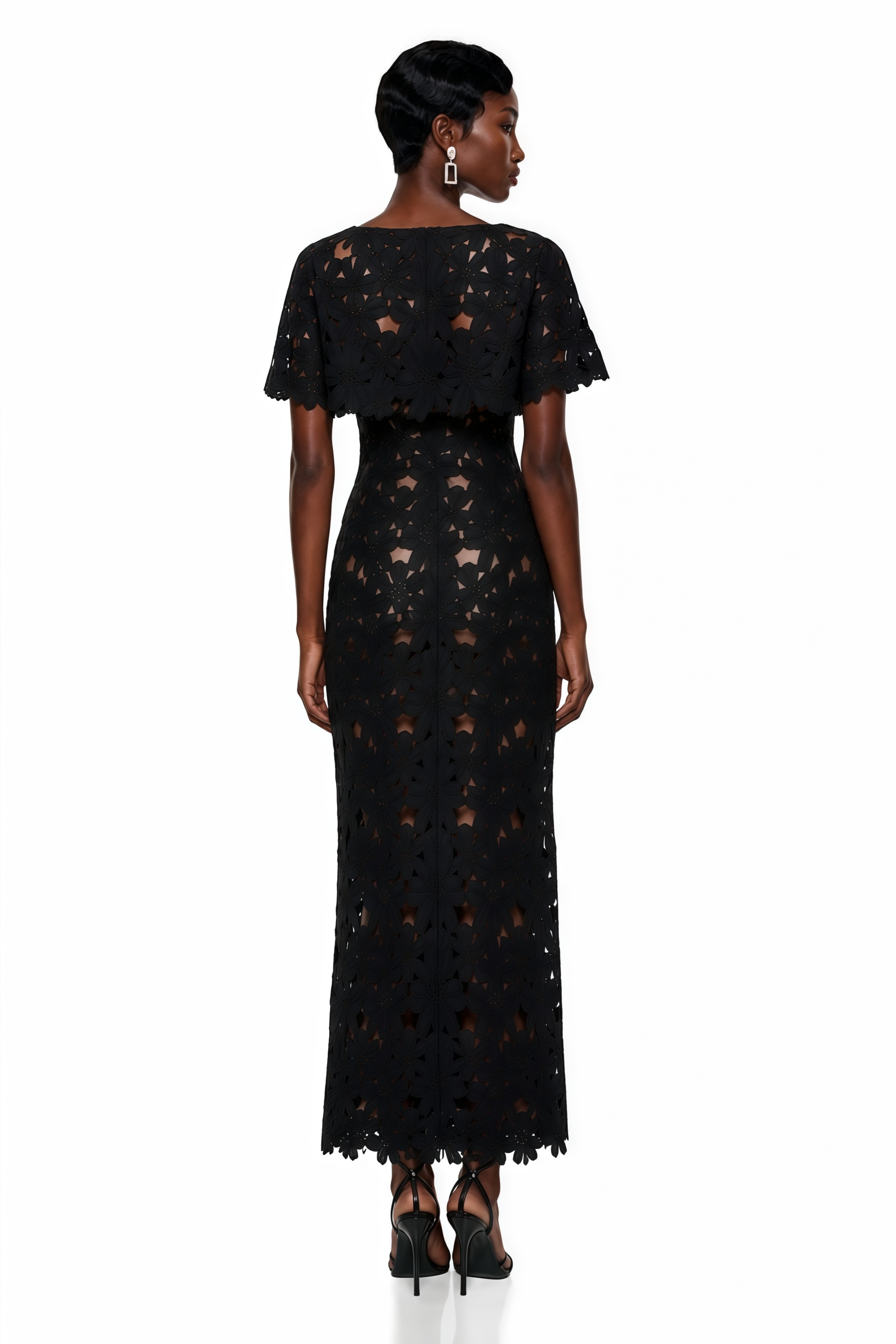 Robe longue noir et blanc avec une superposition en dentelle ajourée, un corset blanc et un boléro assorti