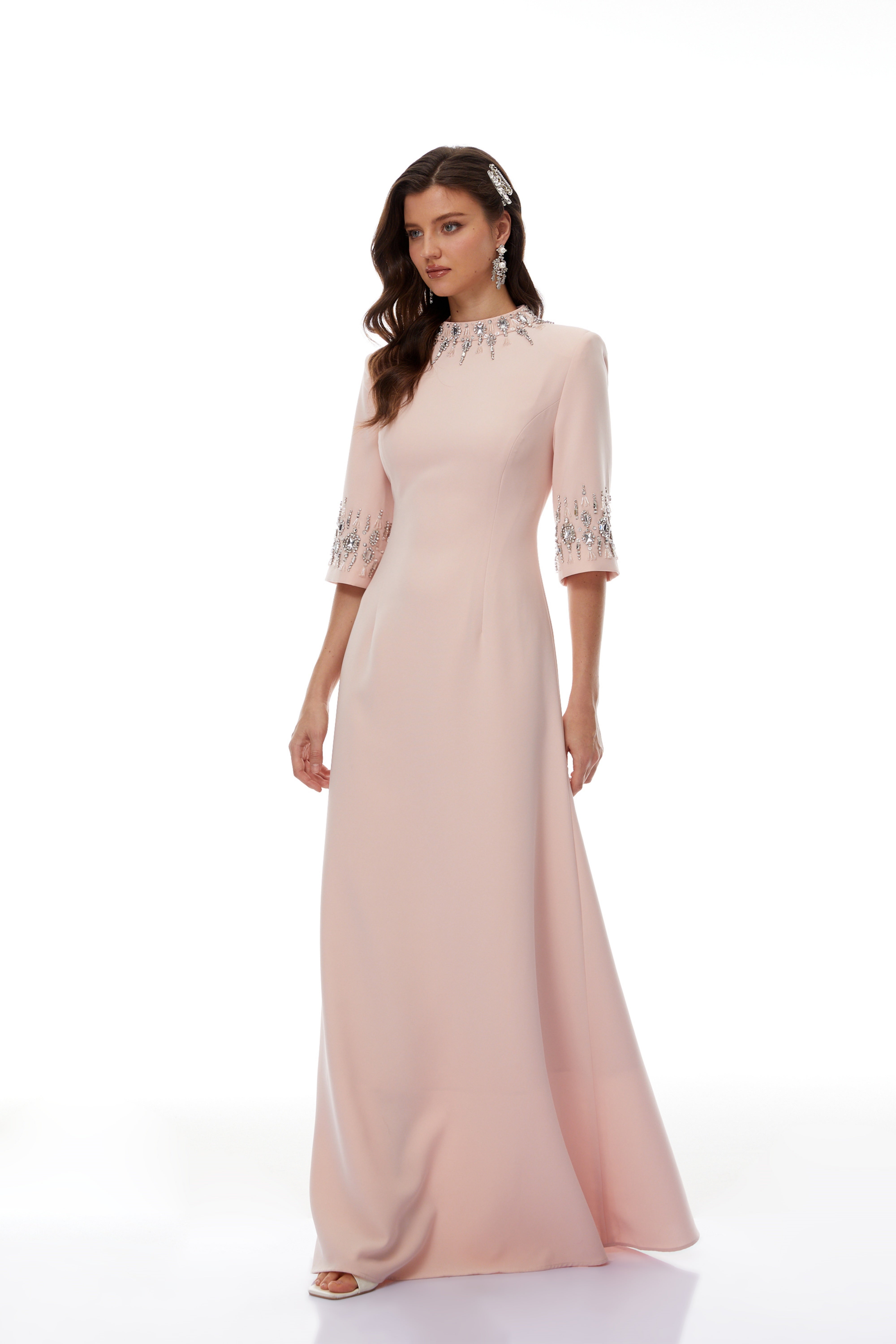 Robe de soirée rose ornée de cristaux