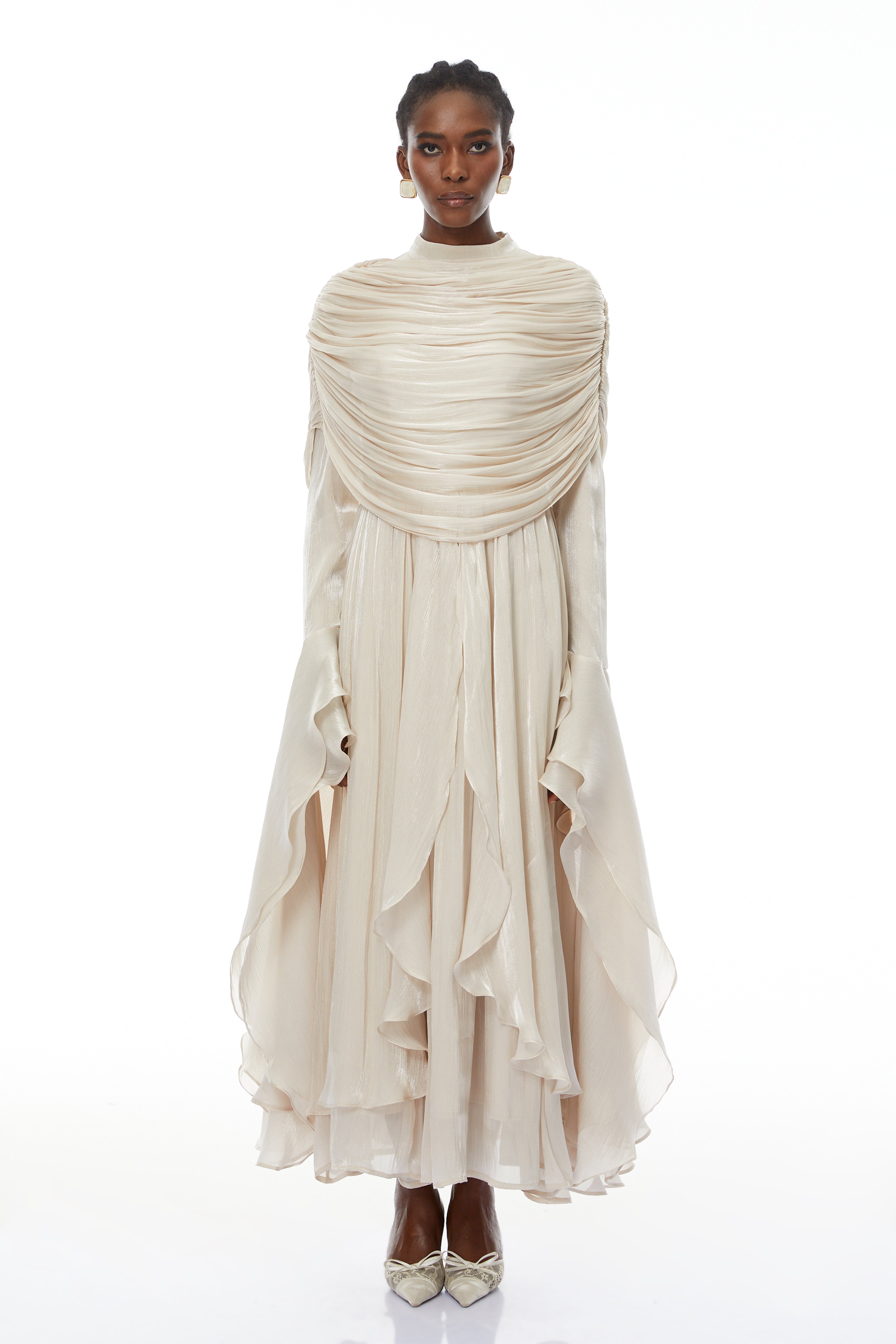 Robe longue à volants et cape froncée