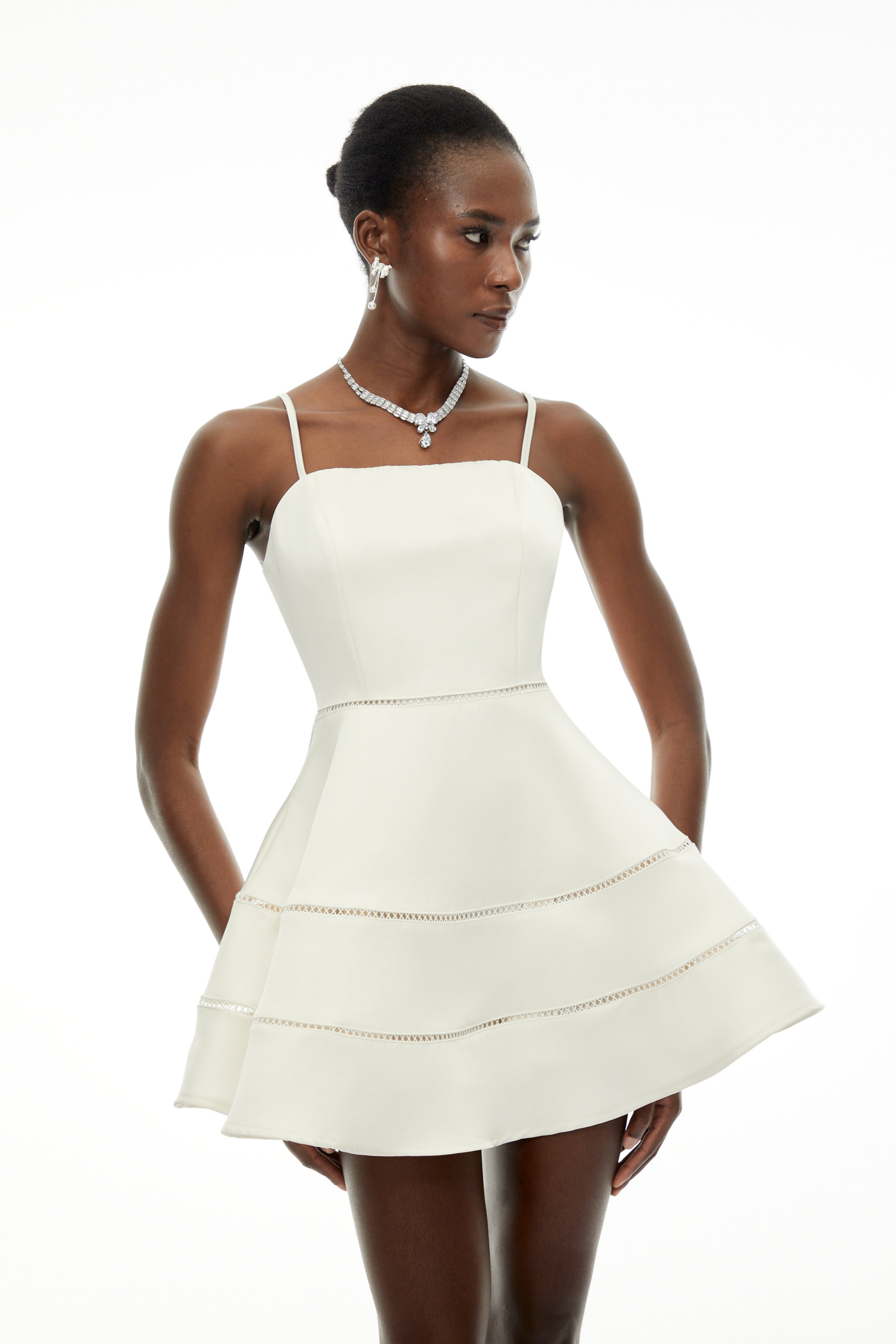 Mini-robe à volants et épaules dénudées Magdalena, couleur blanc