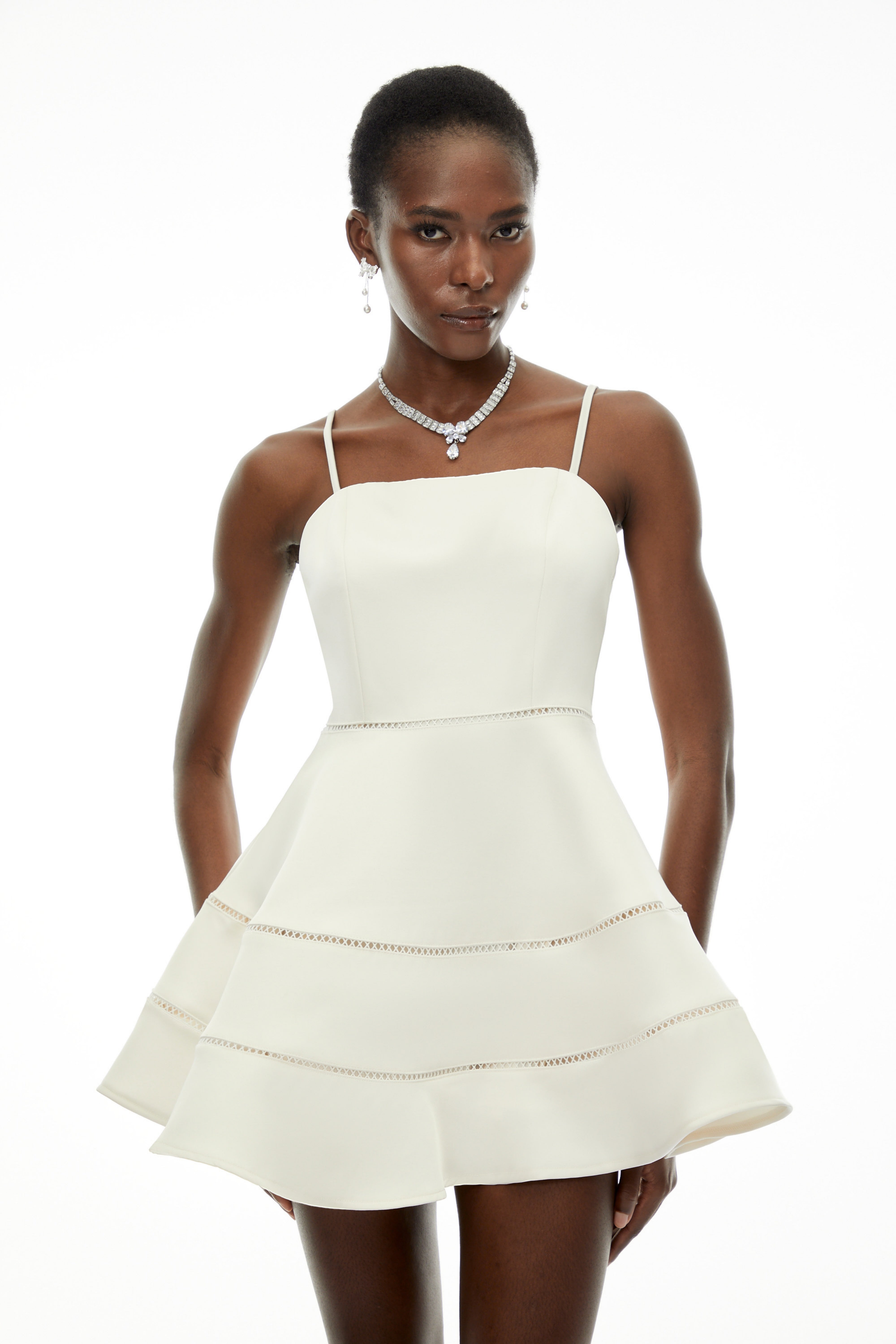 Mini-robe à volants et épaules dénudées Magdalena, couleur blanc