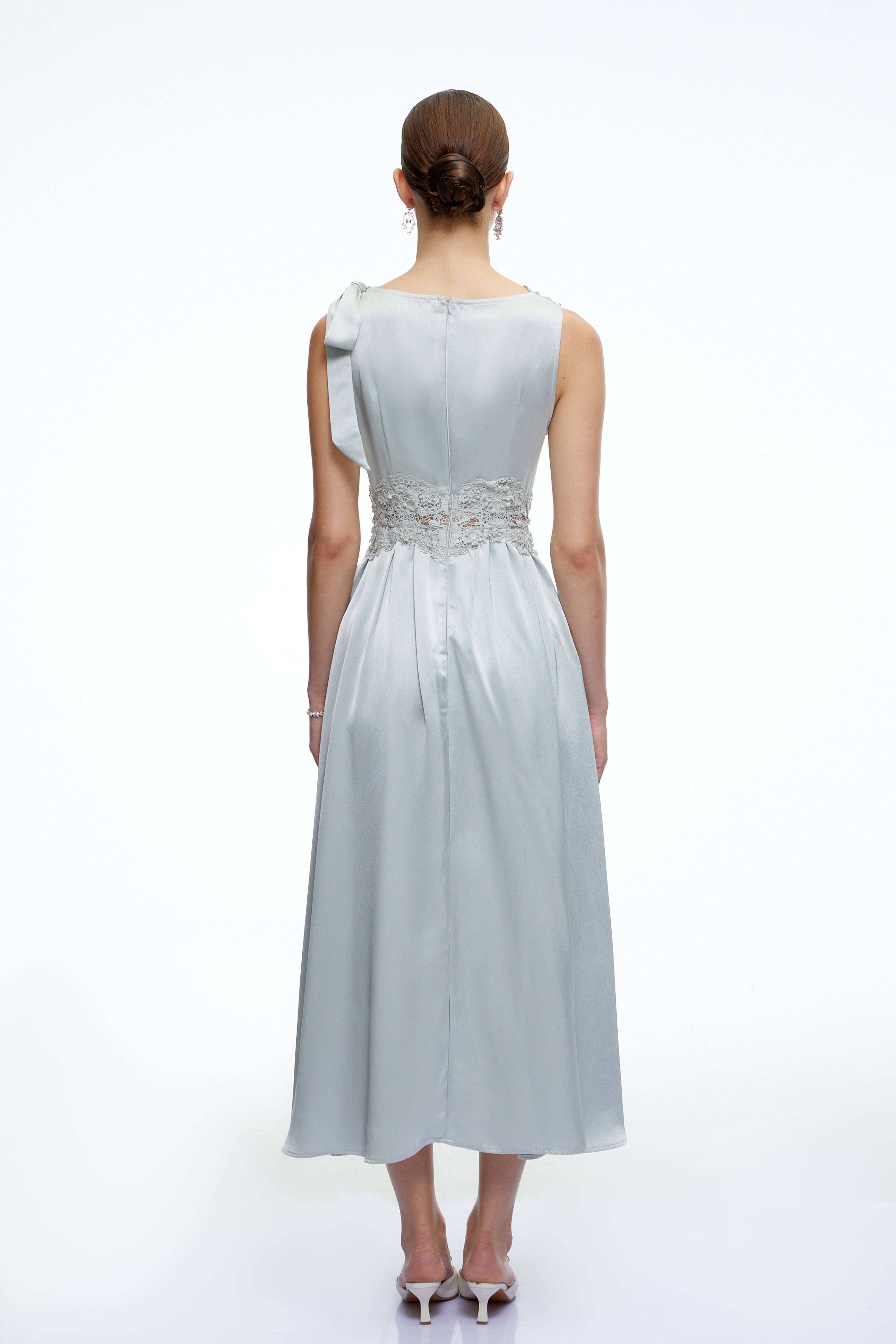Robe mi-longue en satin à col roulé Maren Blue
