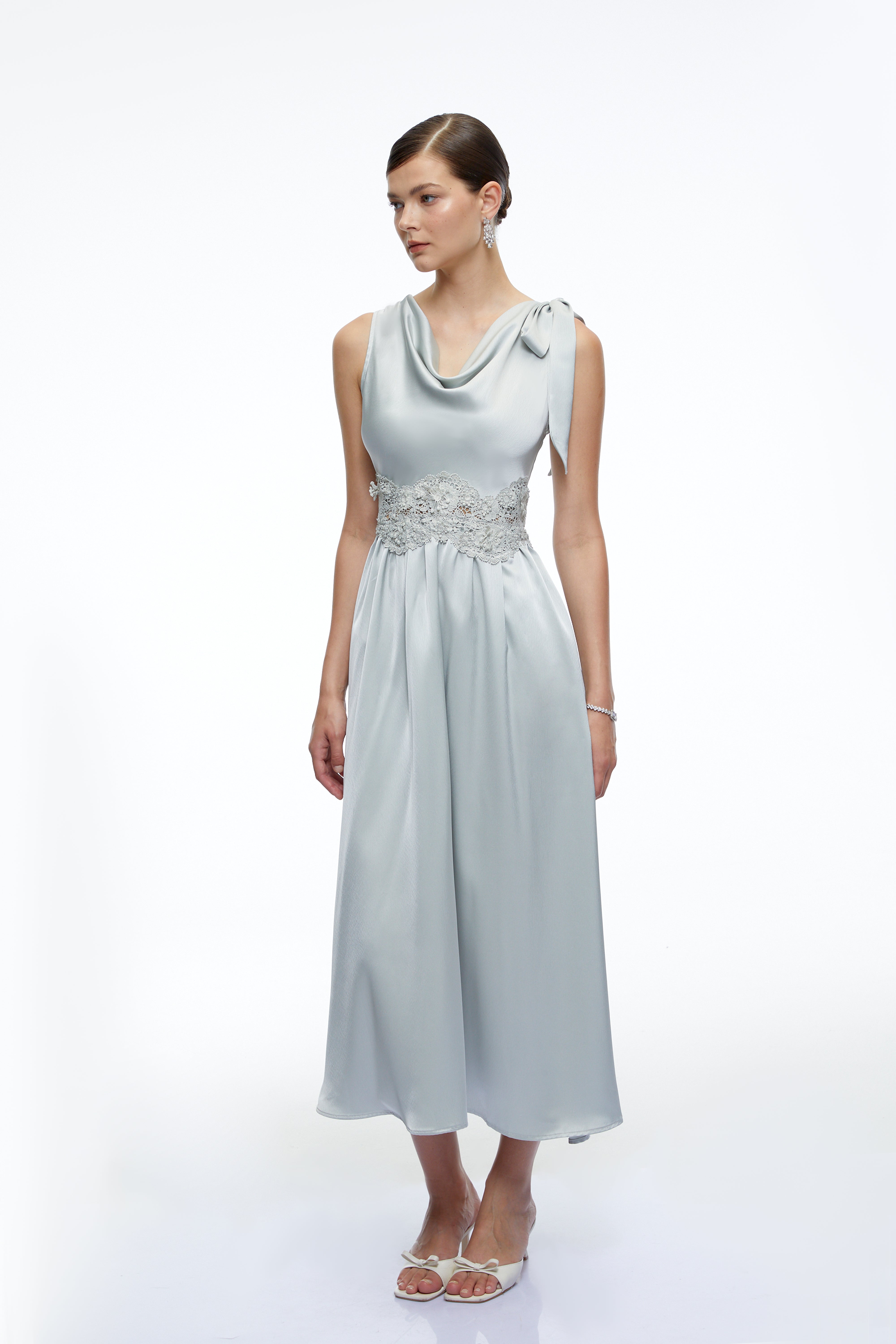 Robe mi-longue en satin à col roulé Maren Blue