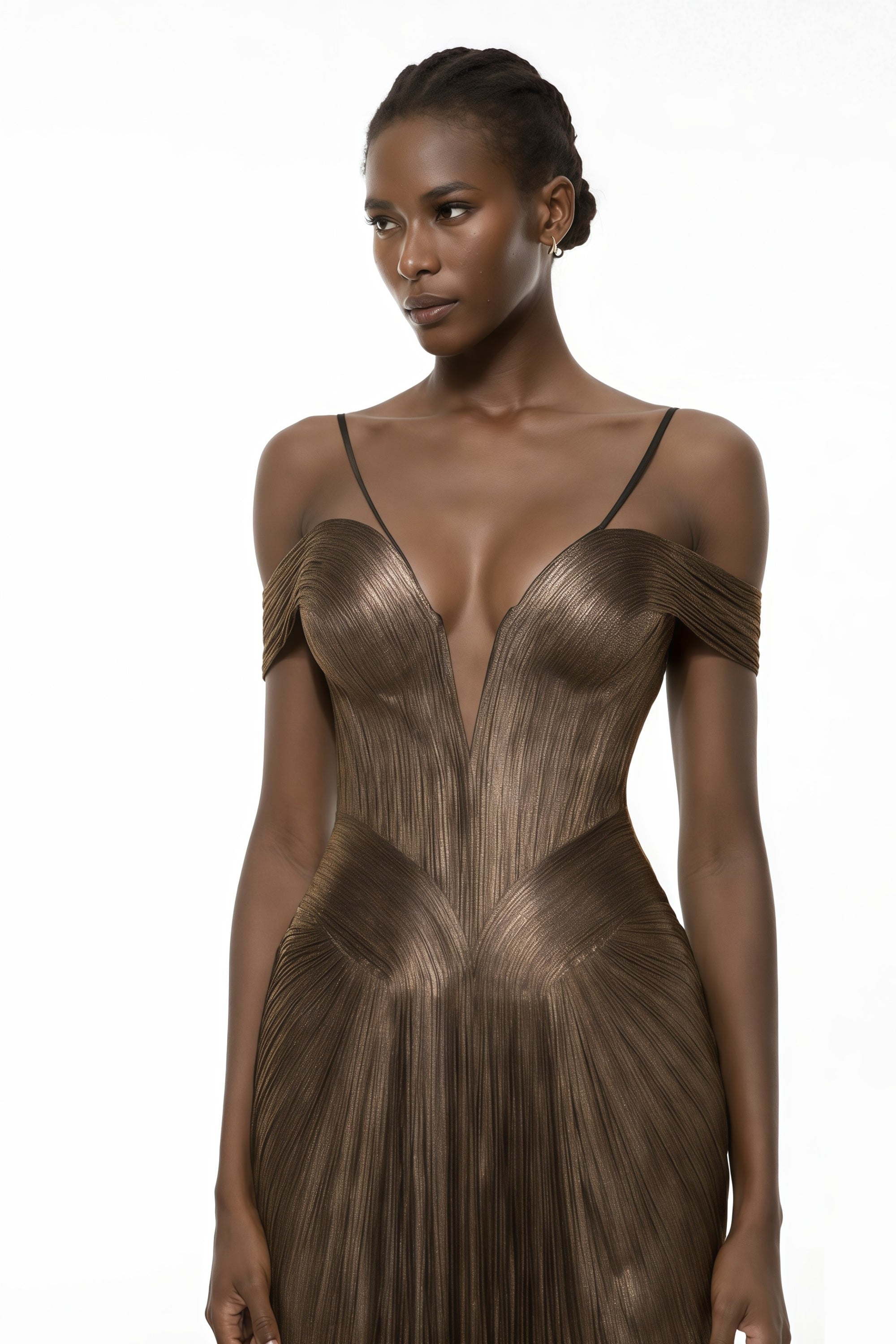 Robe longue plissée couleur bronze métallisé, avec un décolleté en V plongeant et des bretelles tombant sur les épaules