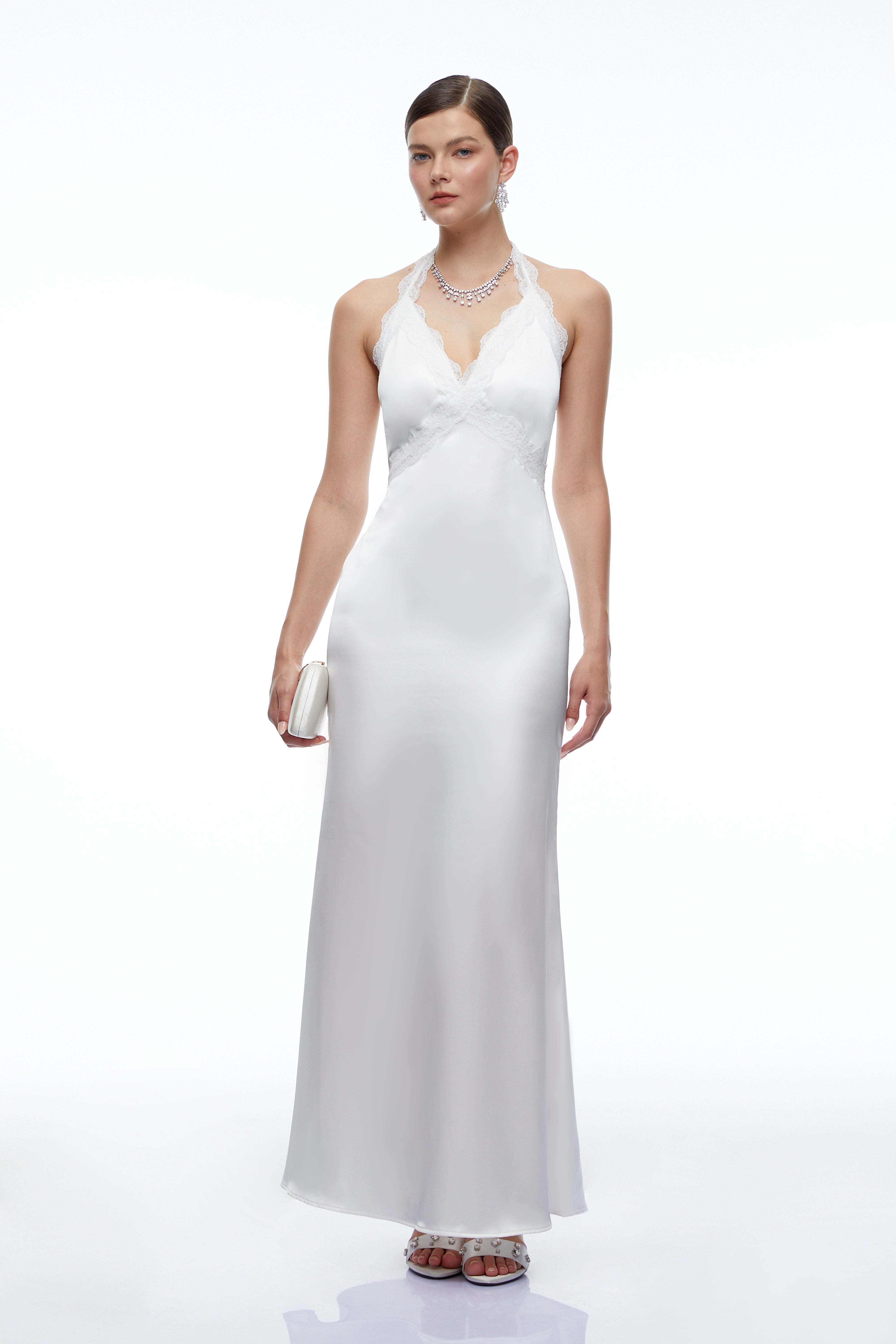 Robe longue Maristella blanche à encolure plongeante et dos nu, avec bordure en dentelle