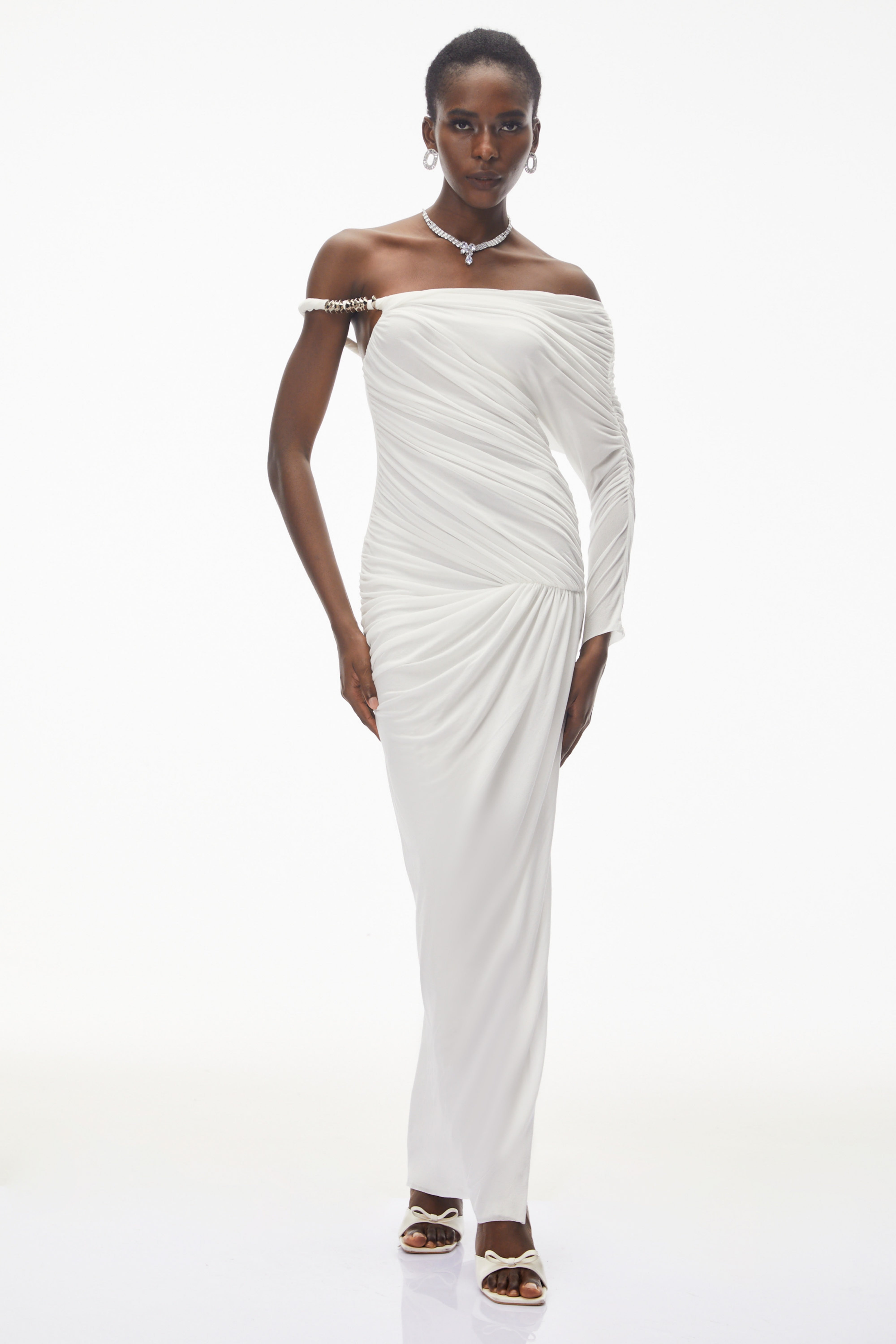 Robe longue froncée à une épaule Maya White
