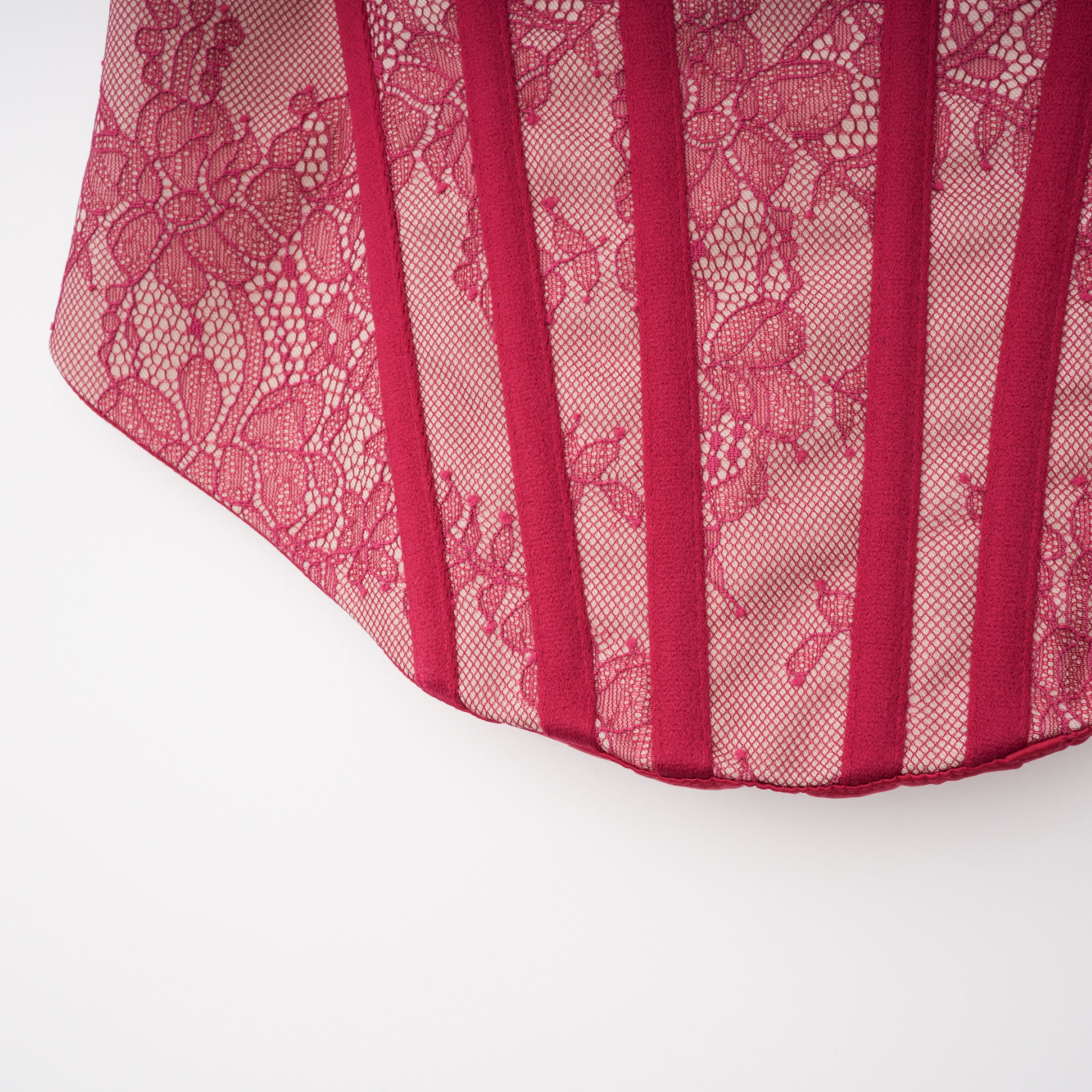 Ensemble Olesya : haut en dentelle rouge et jupe froncée