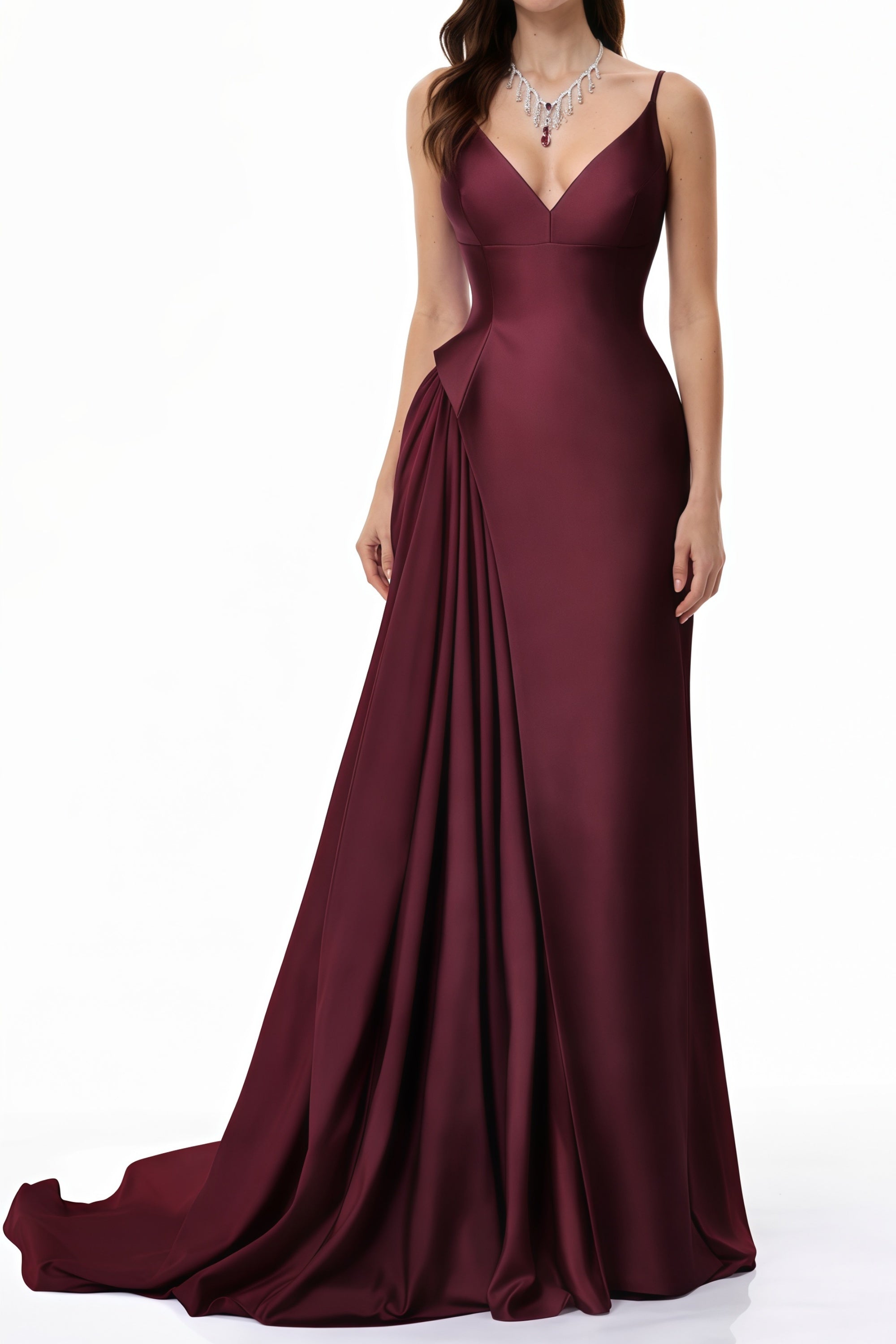Robe longue en satin bordeaux à bretelles fines, avec un décolleté en V et un drapé sur le côté