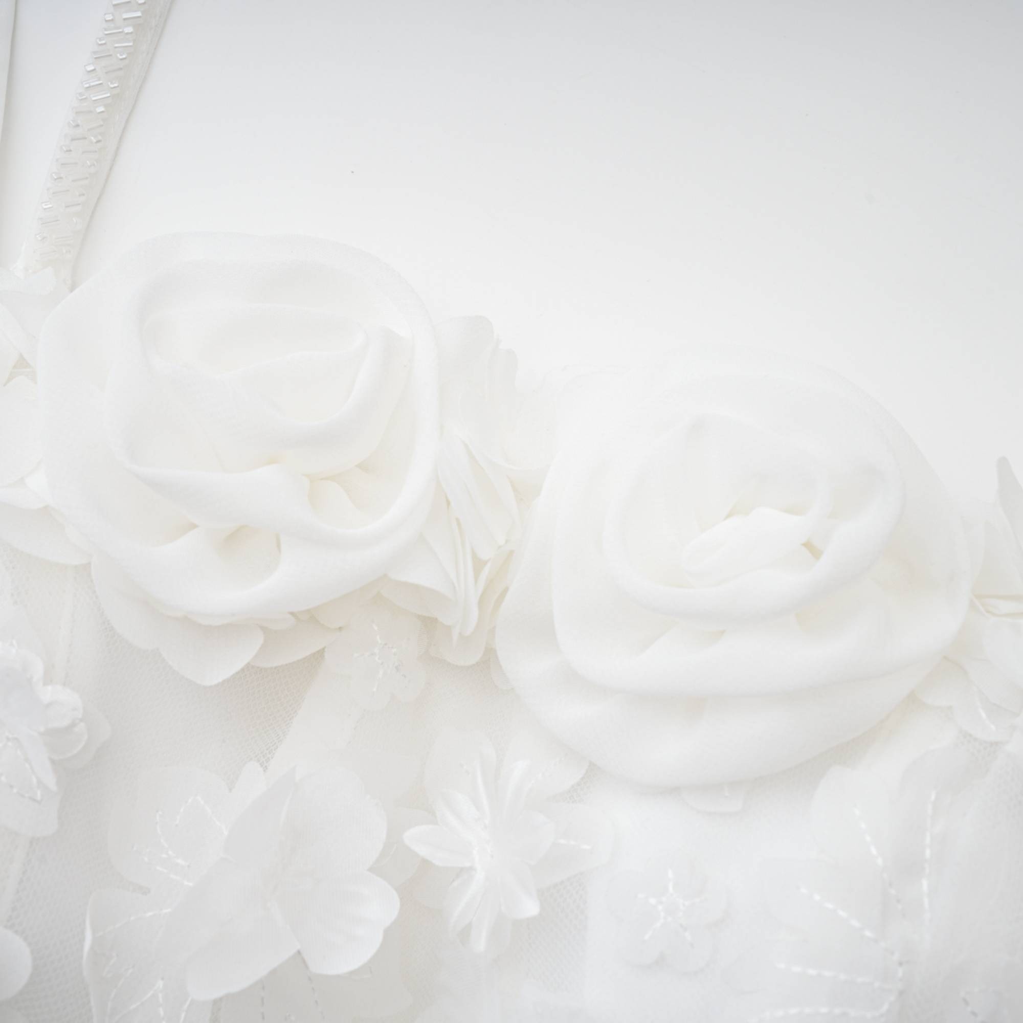 Mini-robe blanche à fleurs artificielles Apolline (Vente définitive - États-Unis uniquement)